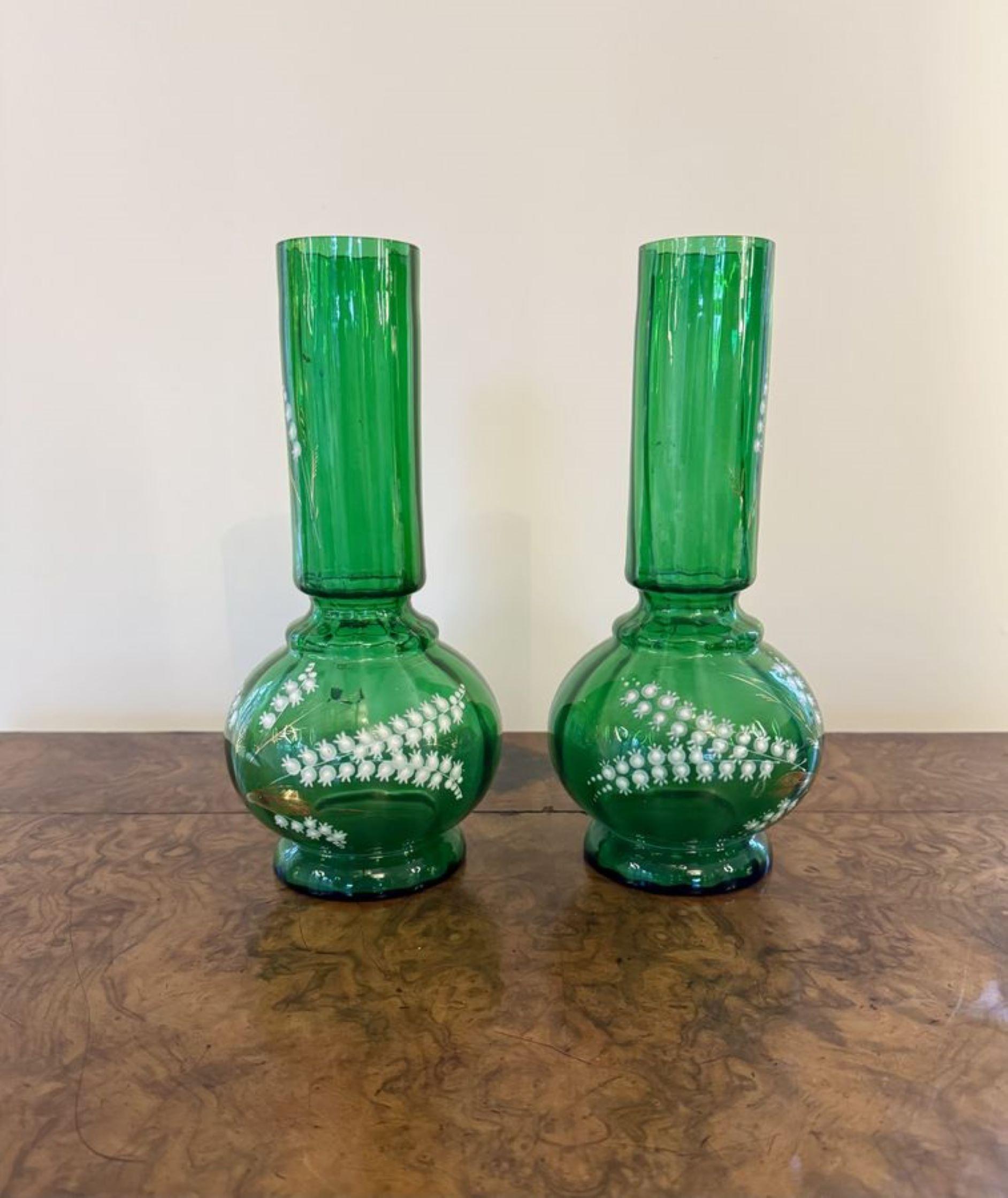 Pareja de jarrones antiguos con forma de cristal verde de gran calidad en venta 1