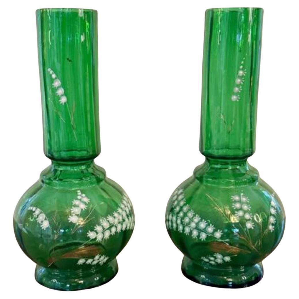Pareja de jarrones antiguos con forma de cristal verde de gran calidad en venta
