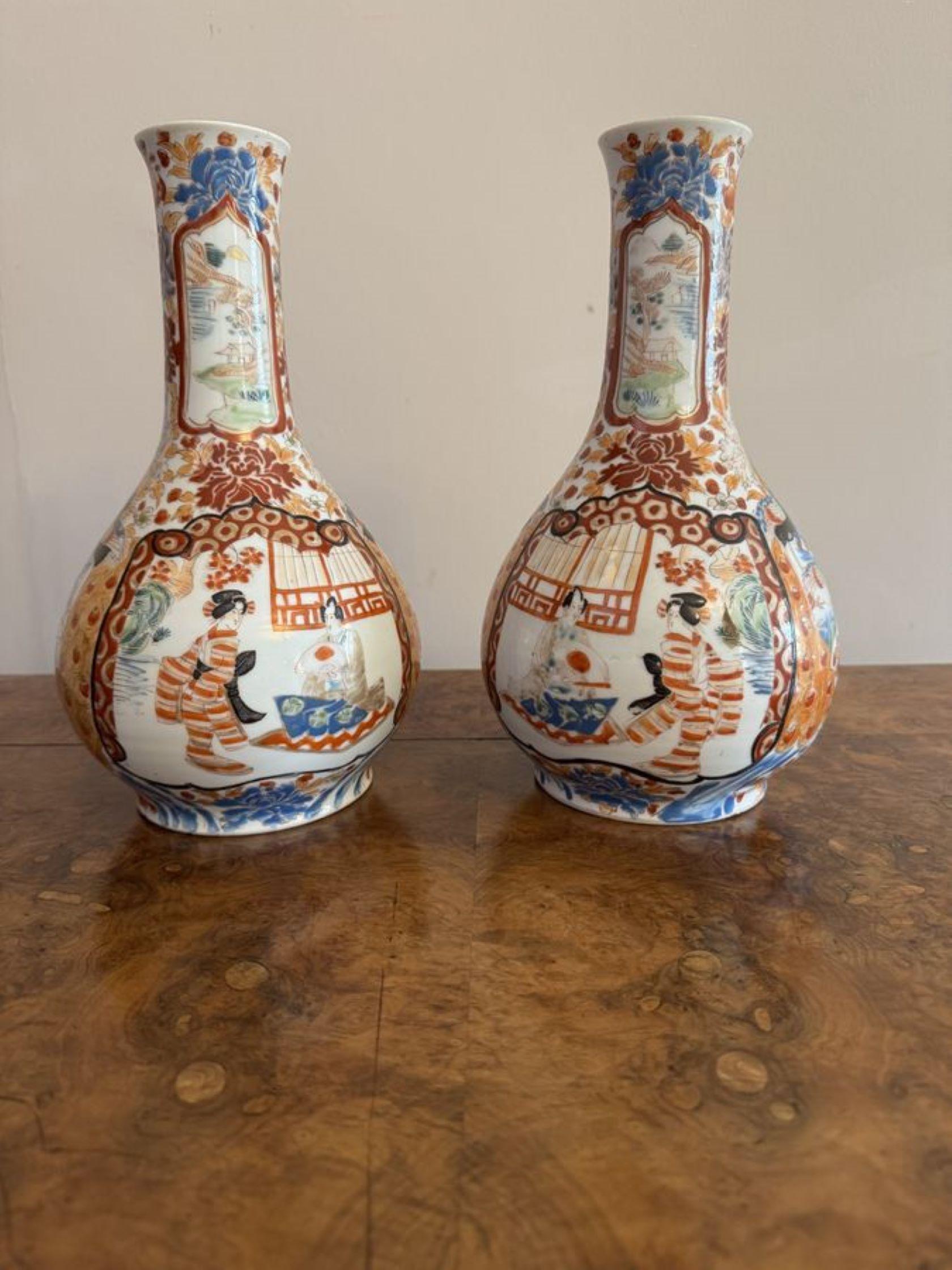 Coppia di antichi vasi giapponesi a forma di bottiglia imari di qualità con una coppia di antichi vasi giapponesi a forma di bottiglia imari, decorati con scene tradizionali di figure e paesaggi in una meravigliosa gamma di colori dipinti a mano in