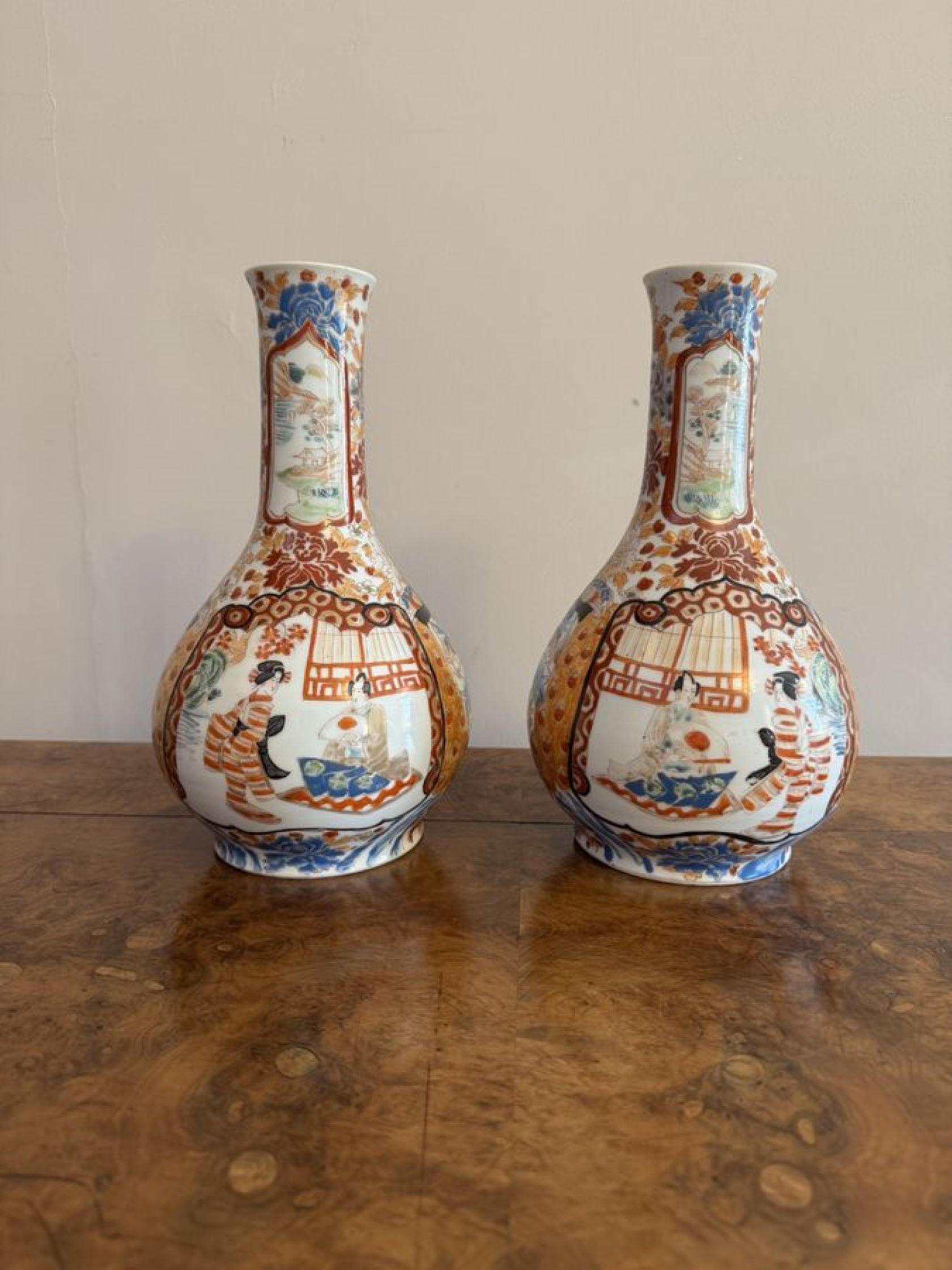 Coppia di vasi antichi di qualità a forma di bottiglia imari giapponese in vendita 2