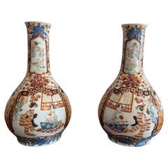 Paar antiker japanischer Imari-Vasen in Flaschenform von hoher Qualität
