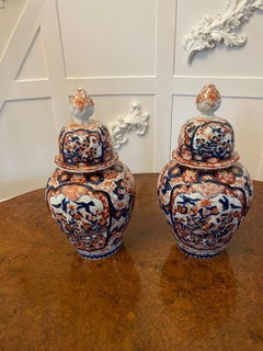 Paar antike japanische Imari-Vasen mit Deckel in feiner Qualität