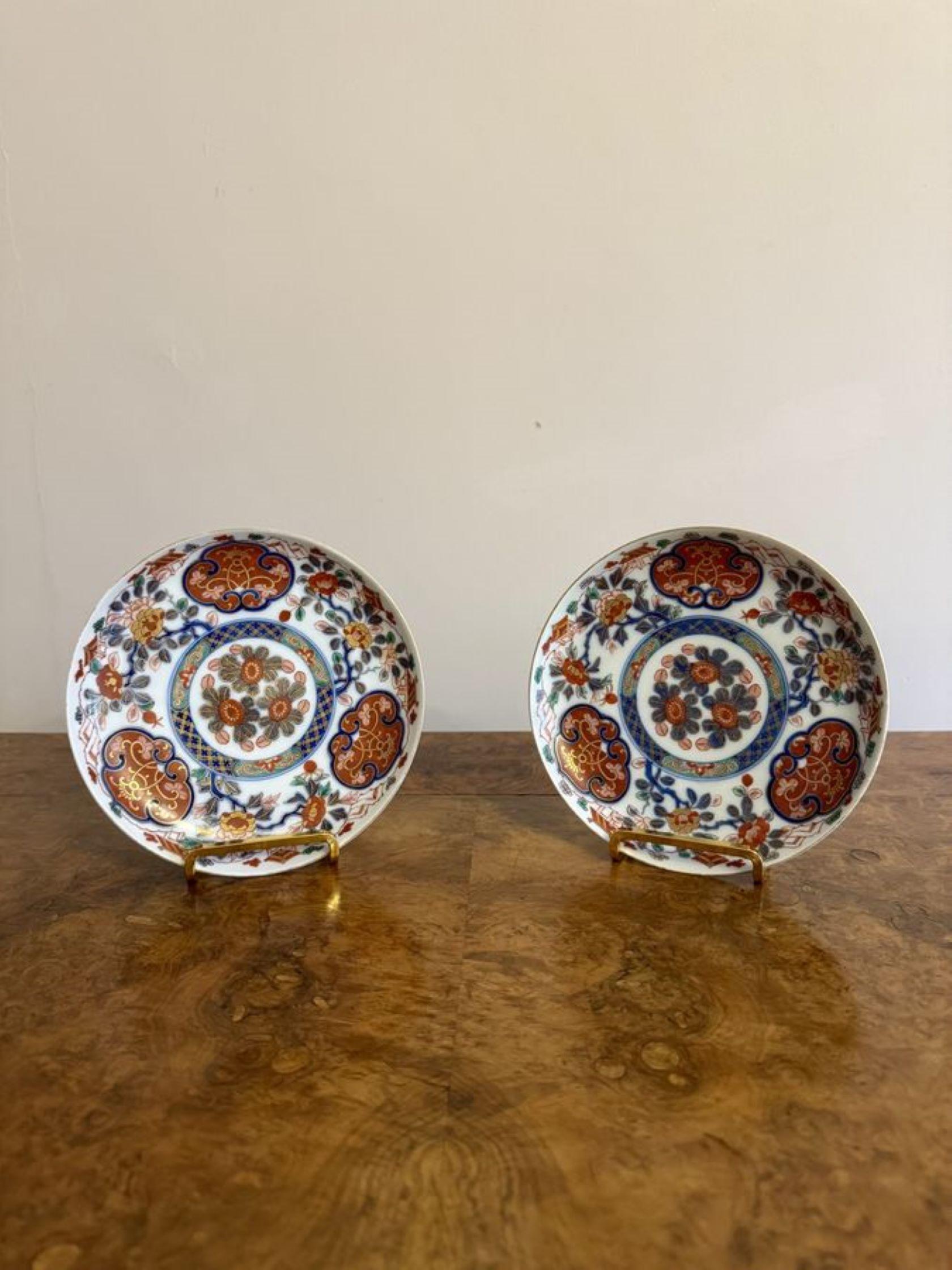 Pareja de platos imari japoneses antiguos de gran calidad Pareja de platos imari japoneses antiguos de gran calidad decorados con flores y volutas pintados a mano en colores rojo, blanco, azul, verde y dorado,

D. 1900