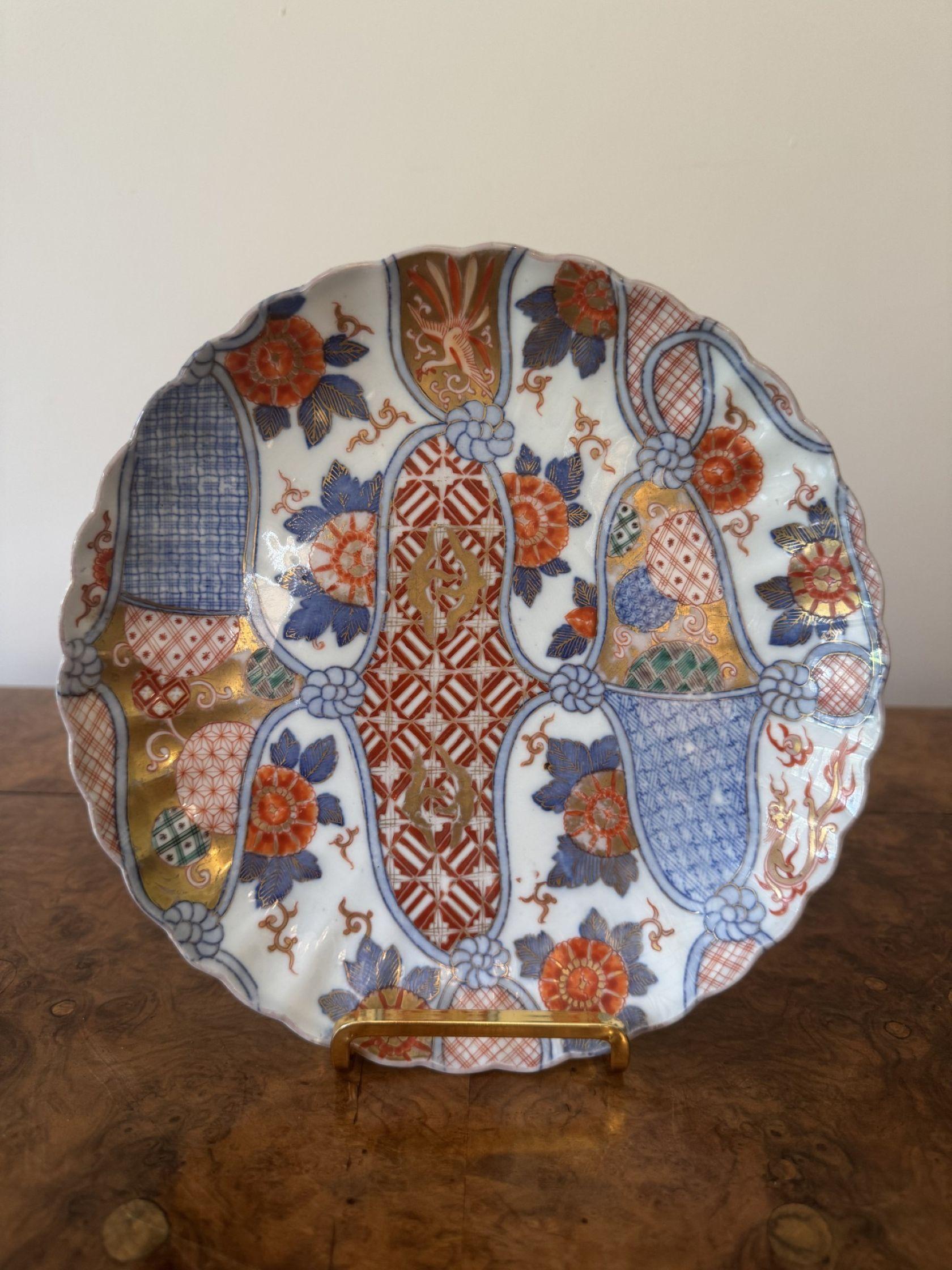 Feine Qualität Paar antiker japanischer Imari-Teller, mit einem hochwertigen Paar antiker japanischer Imari-Teller, verziert mit ungewöhnlich geformten Tafeln mit Blumen und Schriftrollen, handbemalt in atemberaubenden goldenen, roten, blauen,