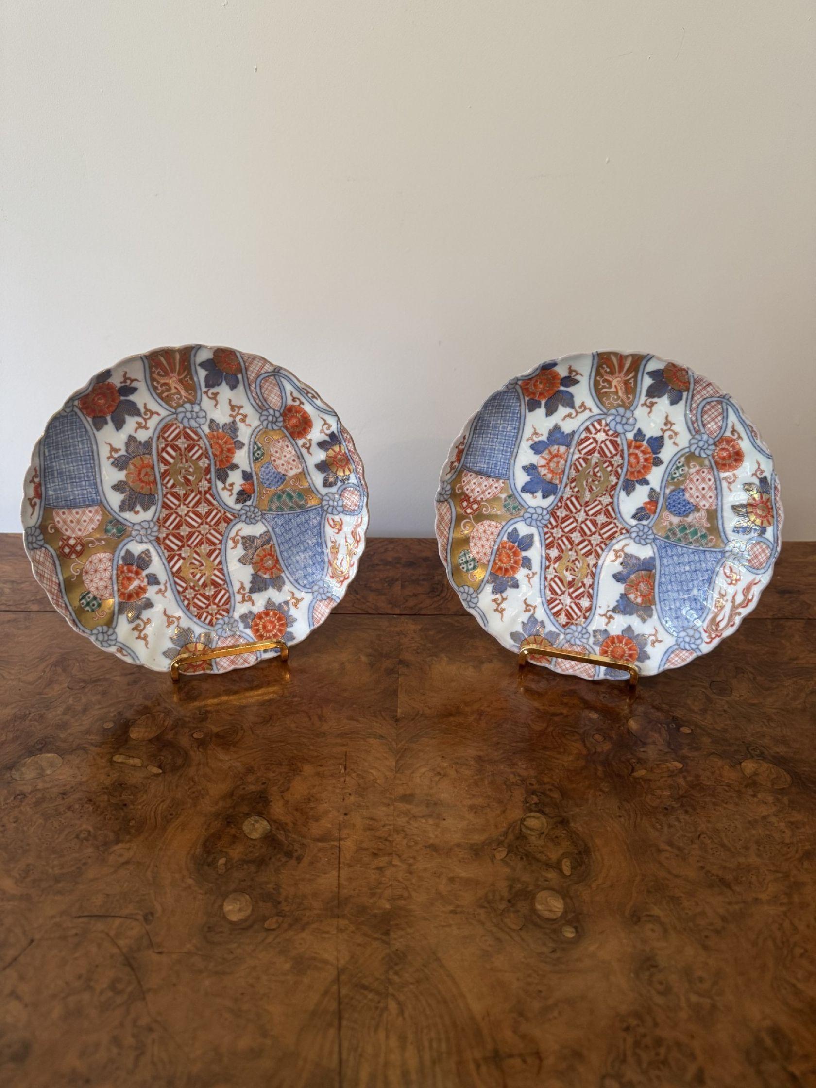 Paar antike japanische Imari-Teller von hoher Qualität (Japanlack) im Angebot