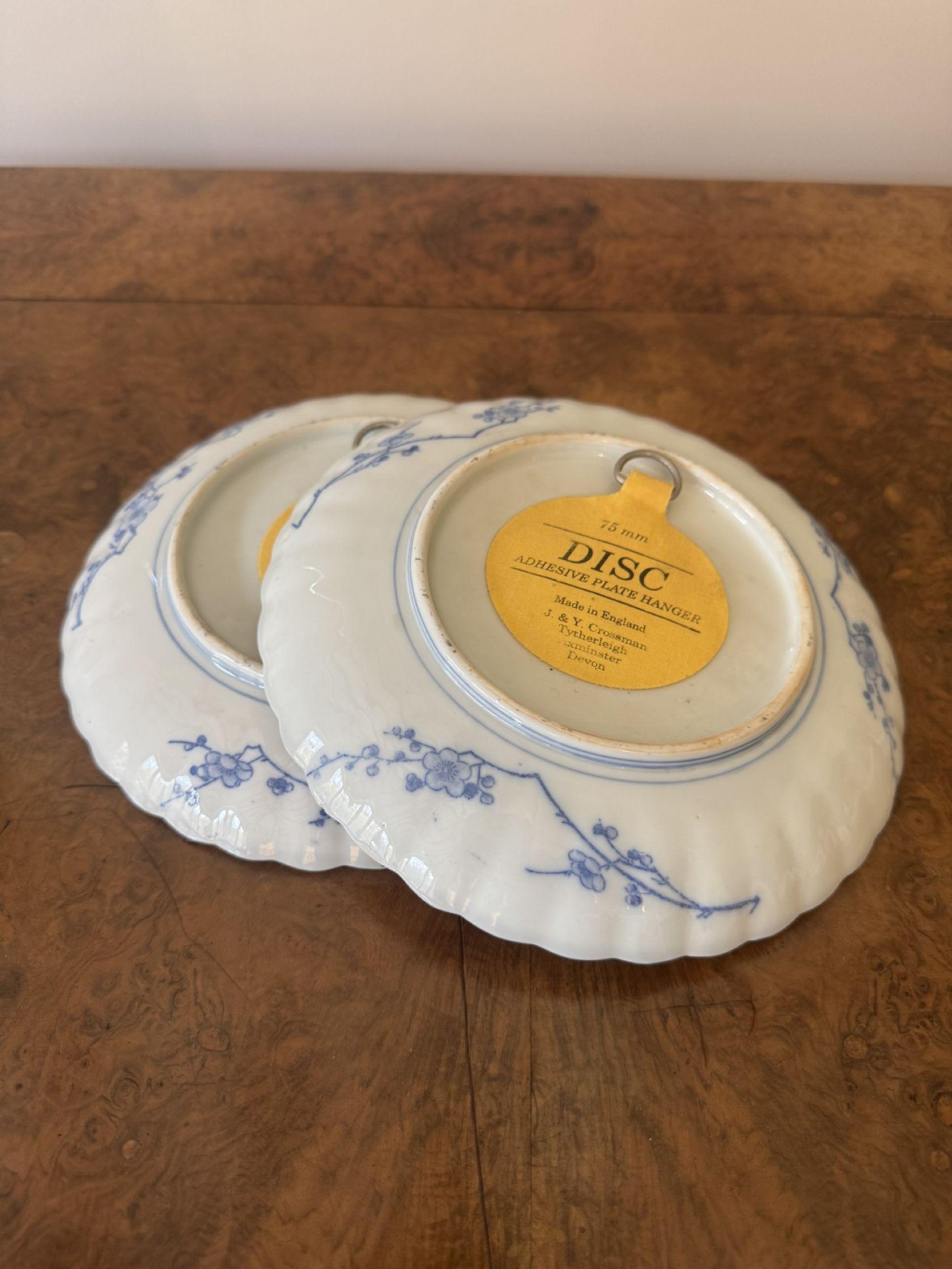 Paar antike japanische Imari-Teller von hoher Qualität (20. Jahrhundert) im Angebot