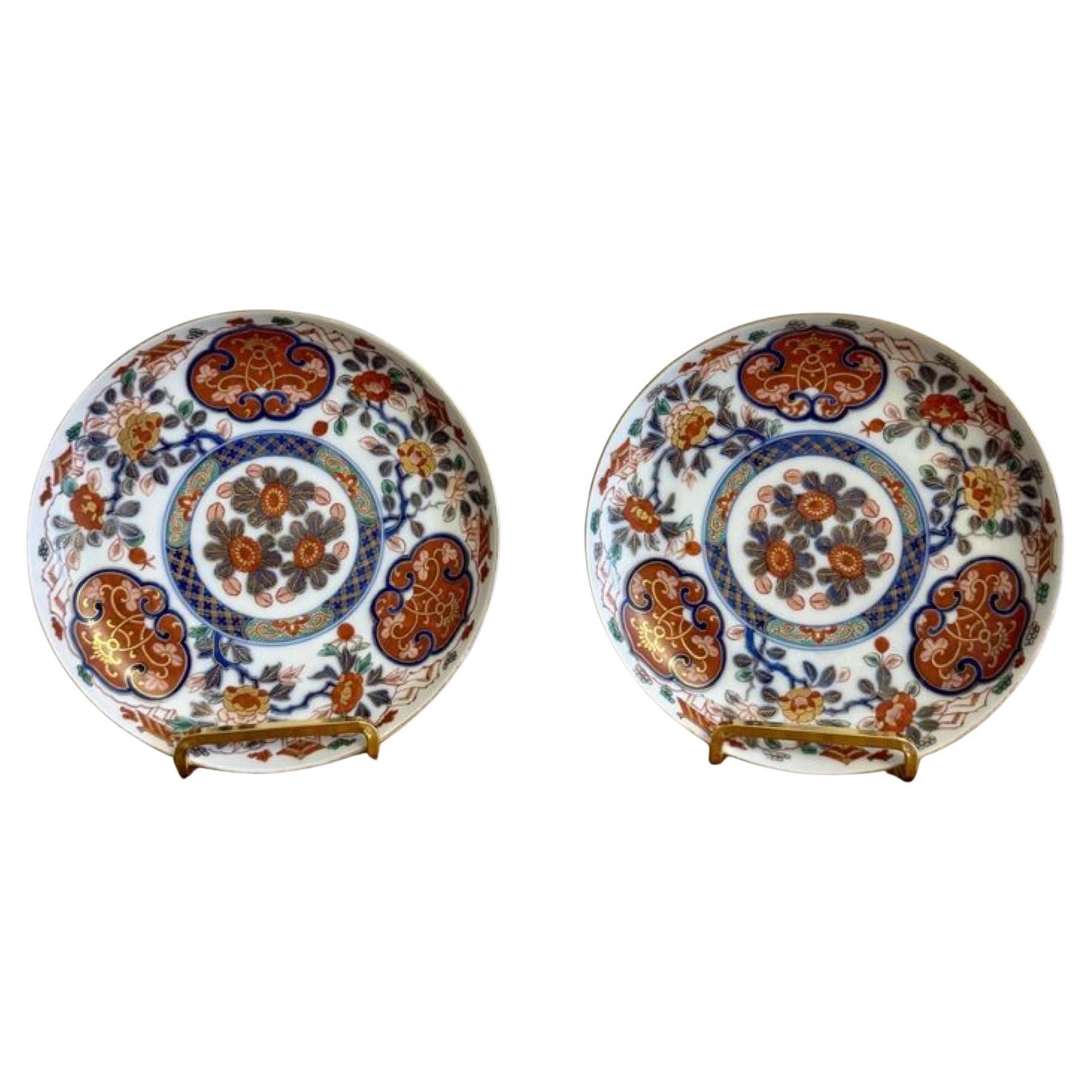 Pareja de platos imari japoneses antiguos de gran calidad