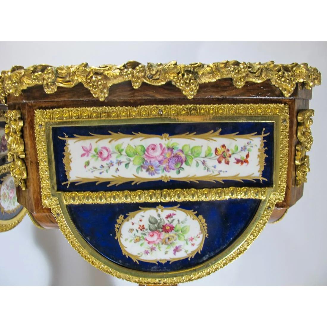 Coppia di fioriere in mogano e porcellana di Sèvres montate su bronzo di alta qualità

Origine: Francese
Data: XIX secolo
Dimensioni: 30 1/2 in. x 12 1/2 in. x 12 1/2 in.
