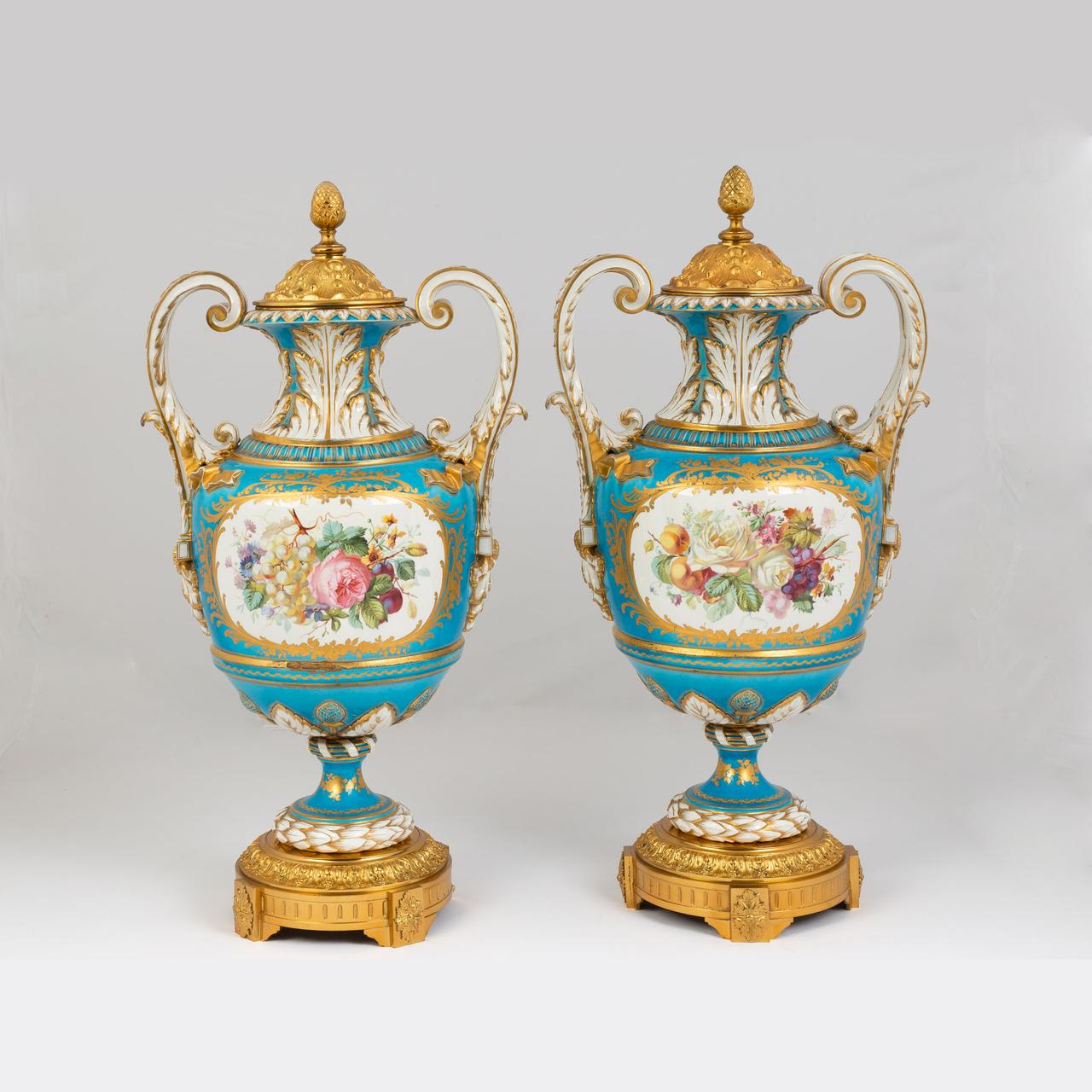 Beautifully hand painted with lovers to the front and a bouquet to the reverse with handles 

Date: 19th century
Origin: French
Dimension: 28 x 15 inches.