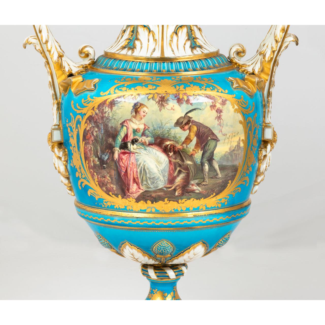 Paar elegante Sèvres-Porzellan-Urnen in vergoldeter Bronze von hoher Qualität (Vergoldet) im Angebot