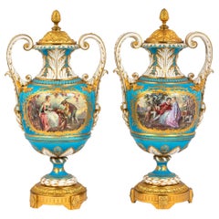 Paire d'élégants urnes en porcelaine de Sèvres montées sur bronze doré, de belle qualité