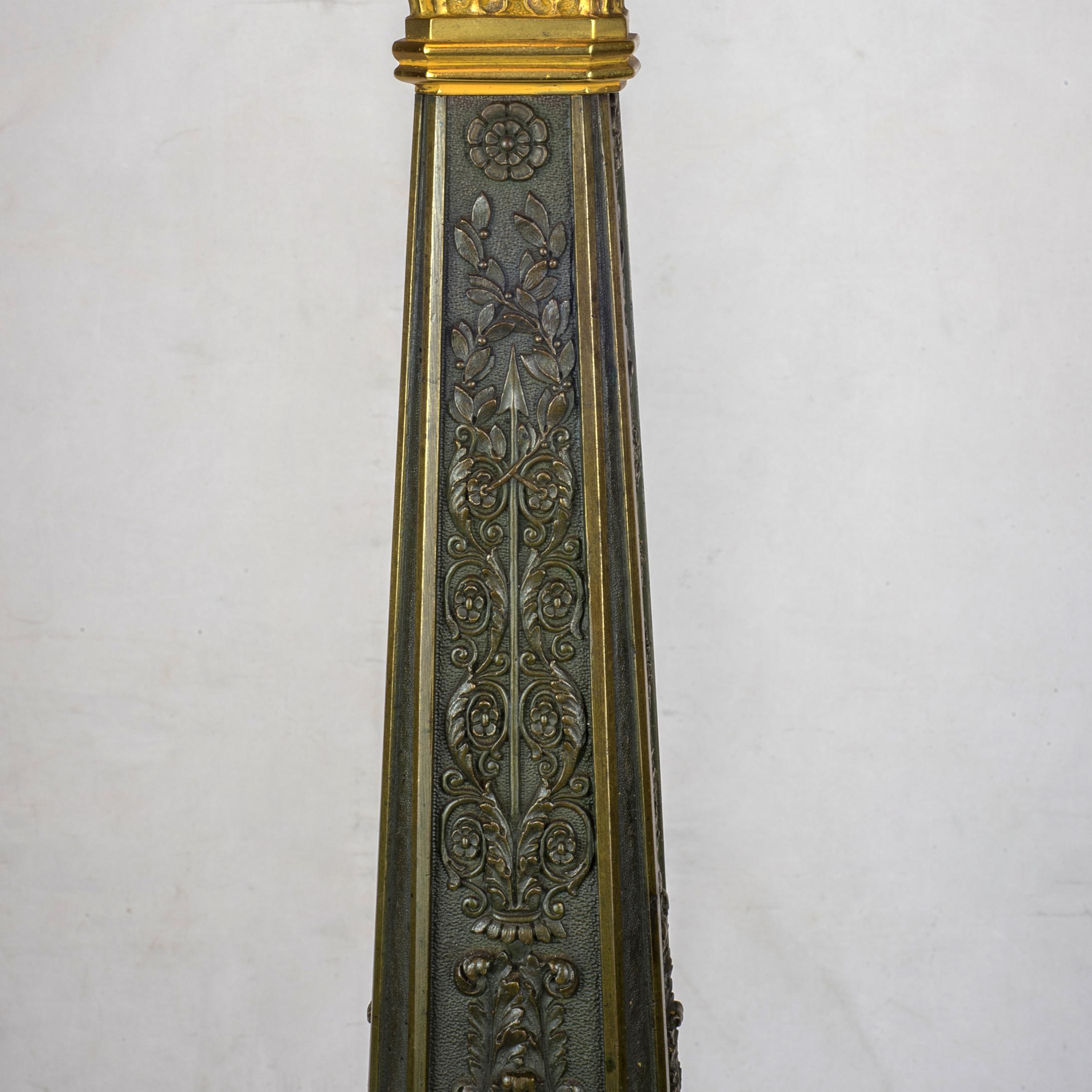 Doré Paire de lampes Empire en bronze patiné et doré de belle qualité en vente