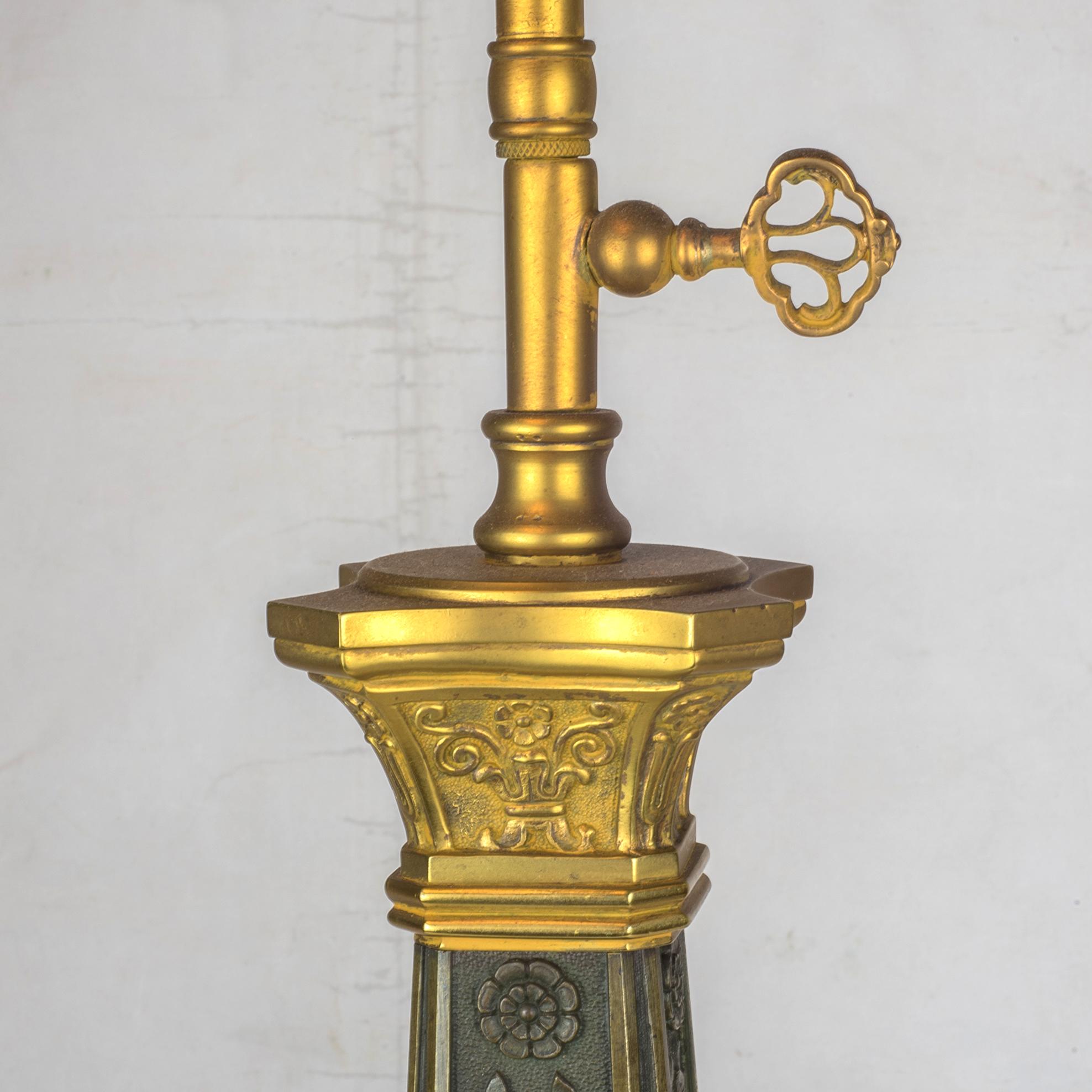 Paar Empire-Lampen in feiner Qualität aus vergoldeter und patinierter Bronze (19. Jahrhundert) im Angebot