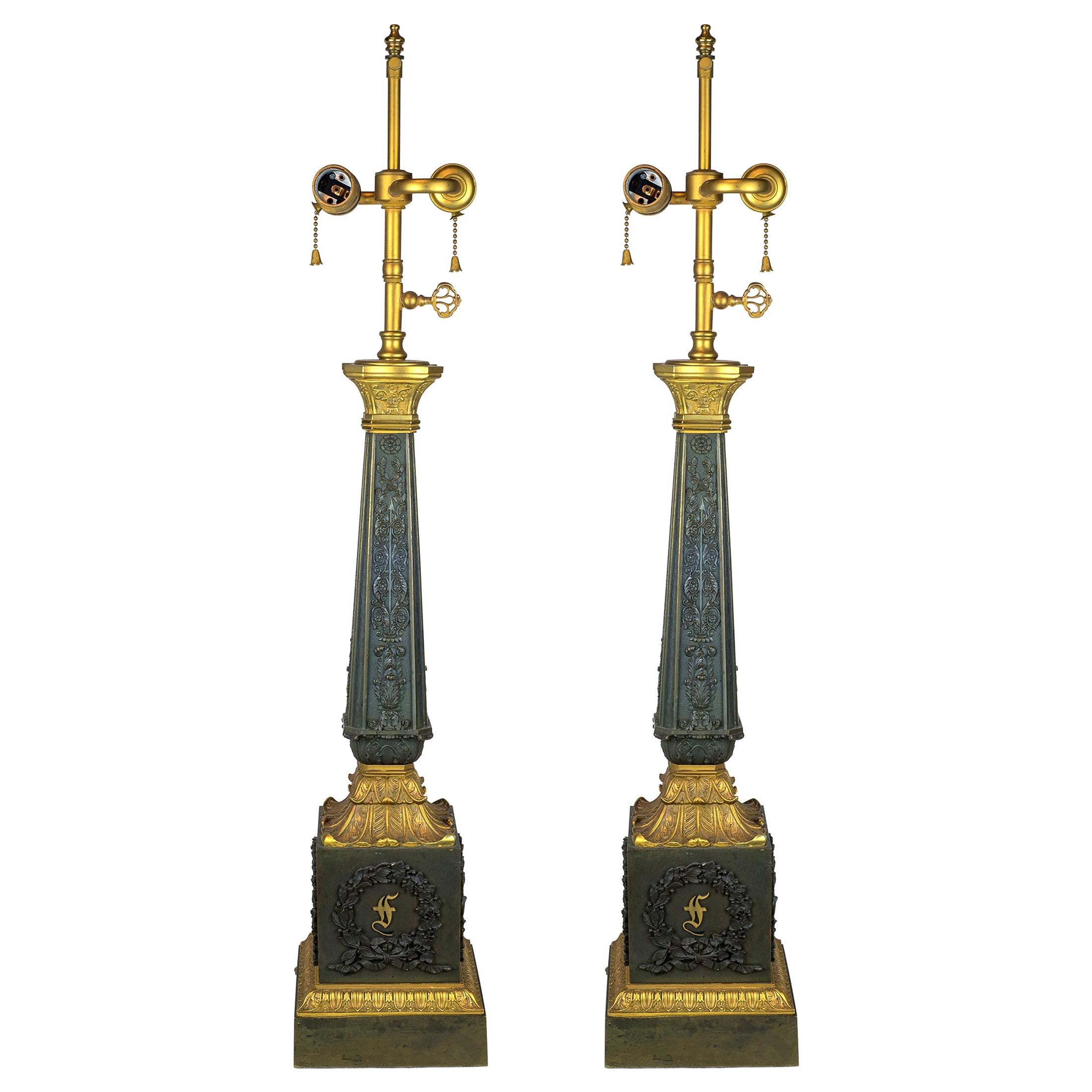 Paar Empire-Lampen in feiner Qualität aus vergoldeter und patinierter Bronze im Angebot