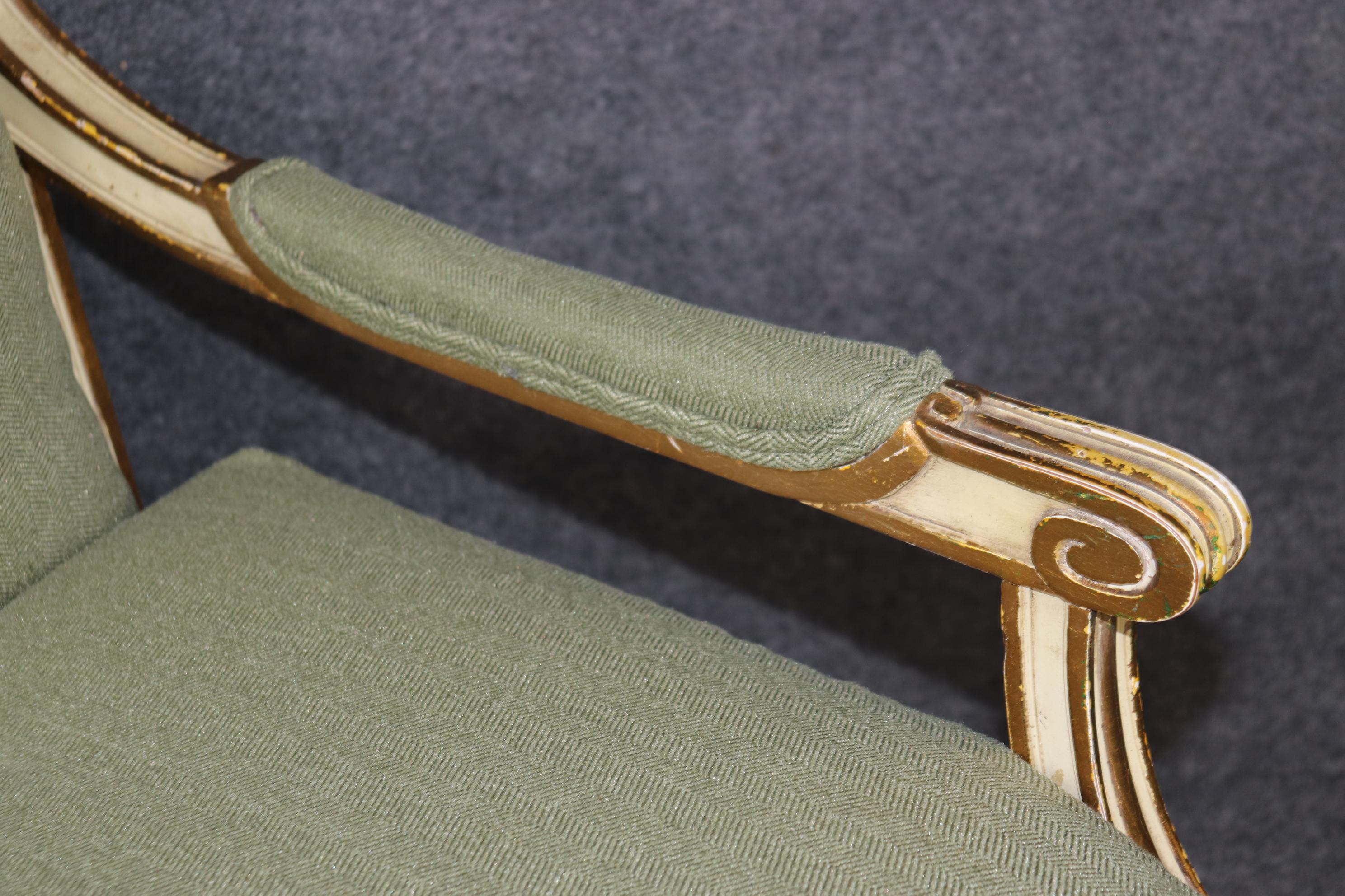Paire de fauteuils de style Directoire Louis XVI de qualité supérieure, peints en crème et dorés en vente 4