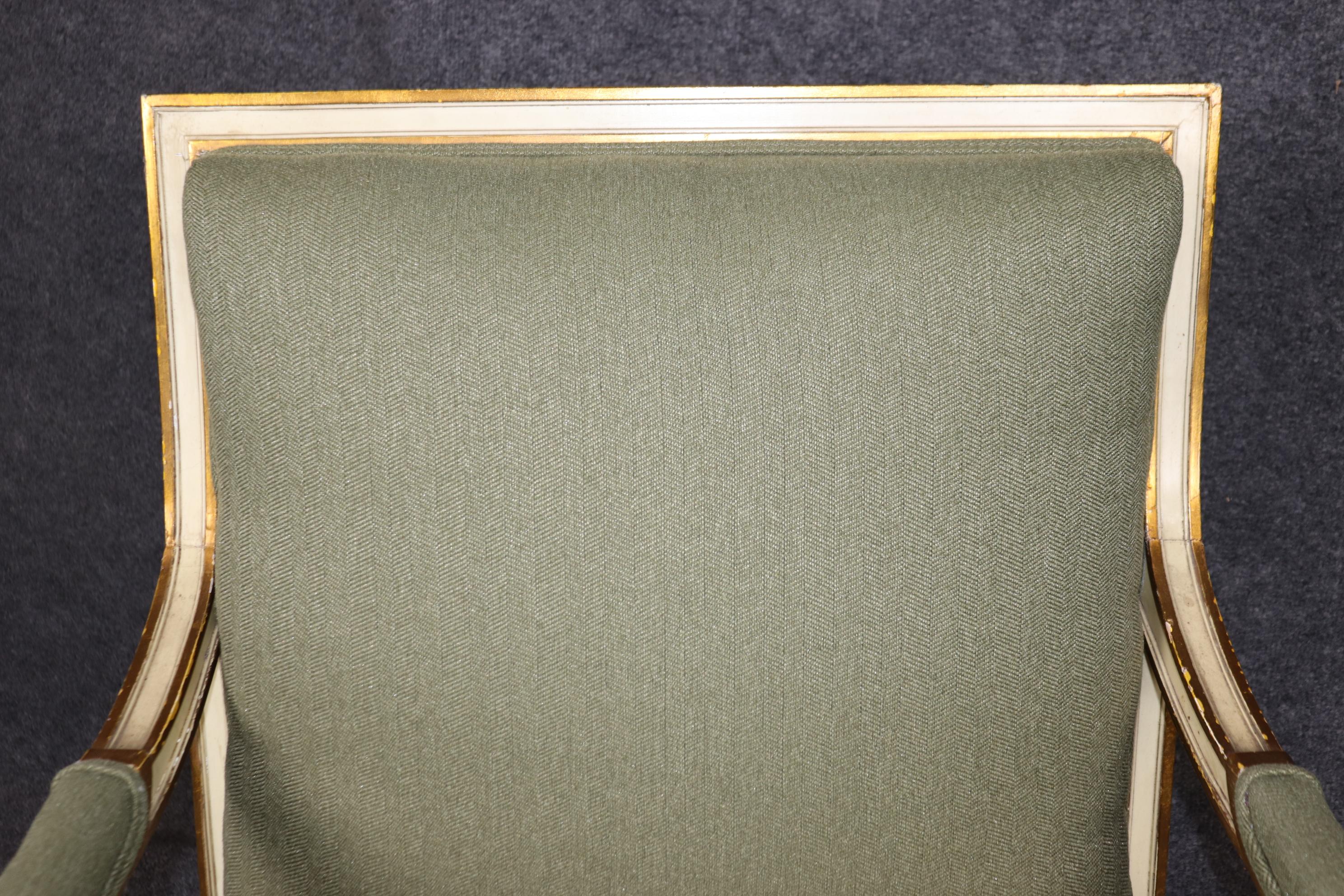 Paire de fauteuils de style Directoire Louis XVI de qualité supérieure, peints en crème et dorés en vente 5