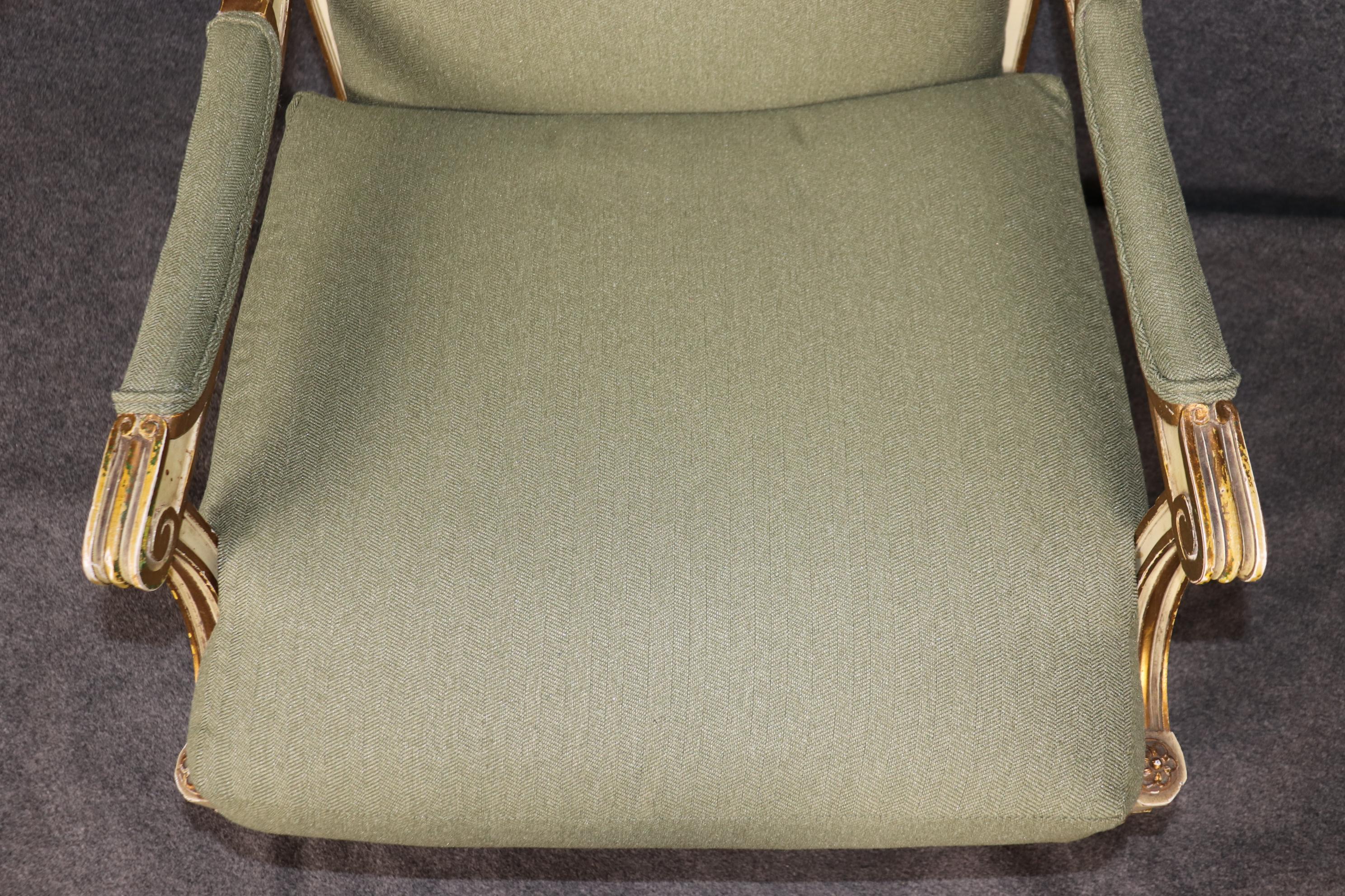 Paire de fauteuils de style Directoire Louis XVI de qualité supérieure, peints en crème et dorés en vente 6