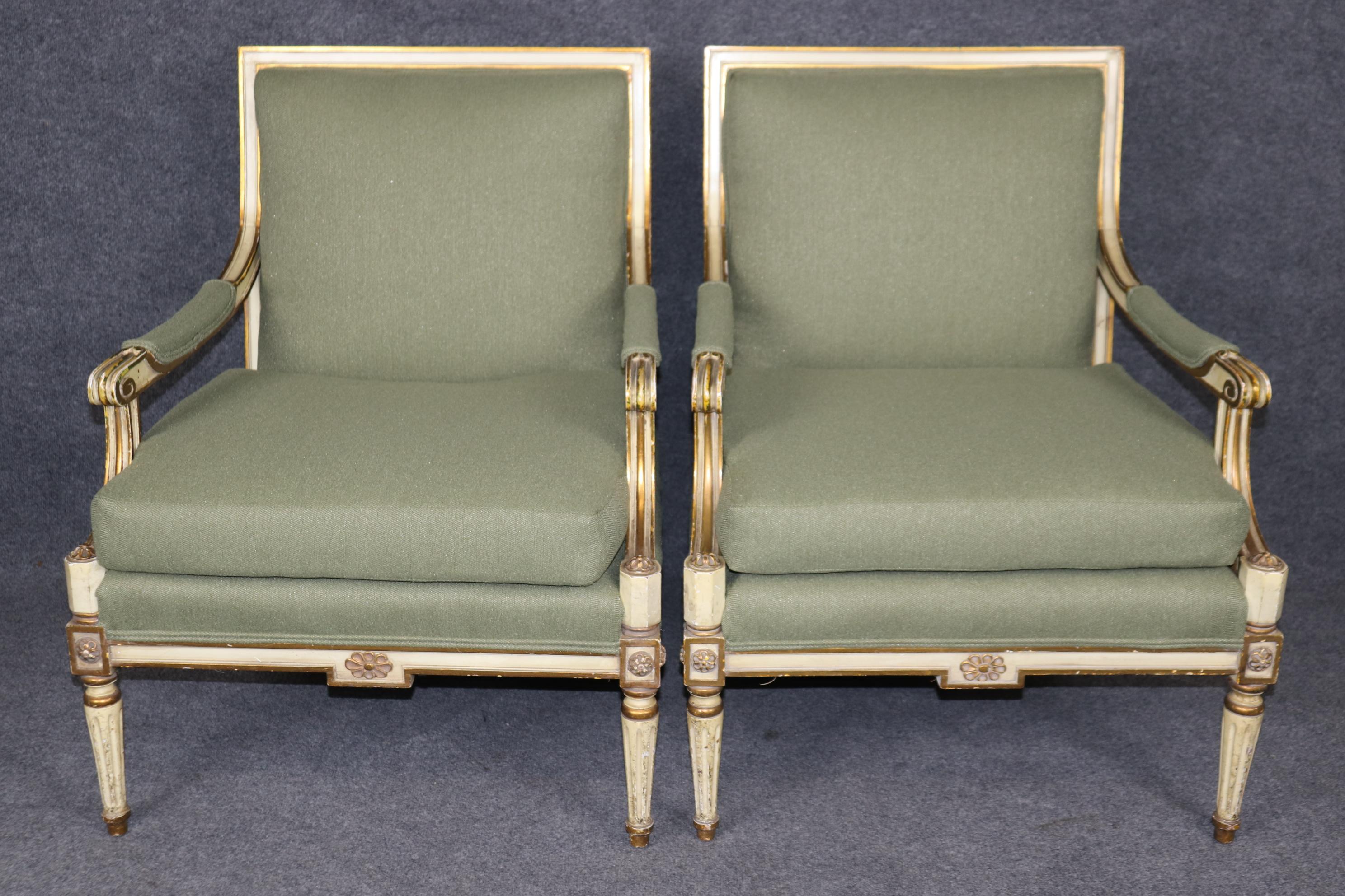 Voici un magnifique ensemble de fauteuils chics de style Maison Jansen. Les chaises sont dotées d'un cadre chic peint en crème avec des reliefs et des reflets dorés. Les chaises sont revêtues d'un magnifique tissu à chevrons (peut-être en laine). La