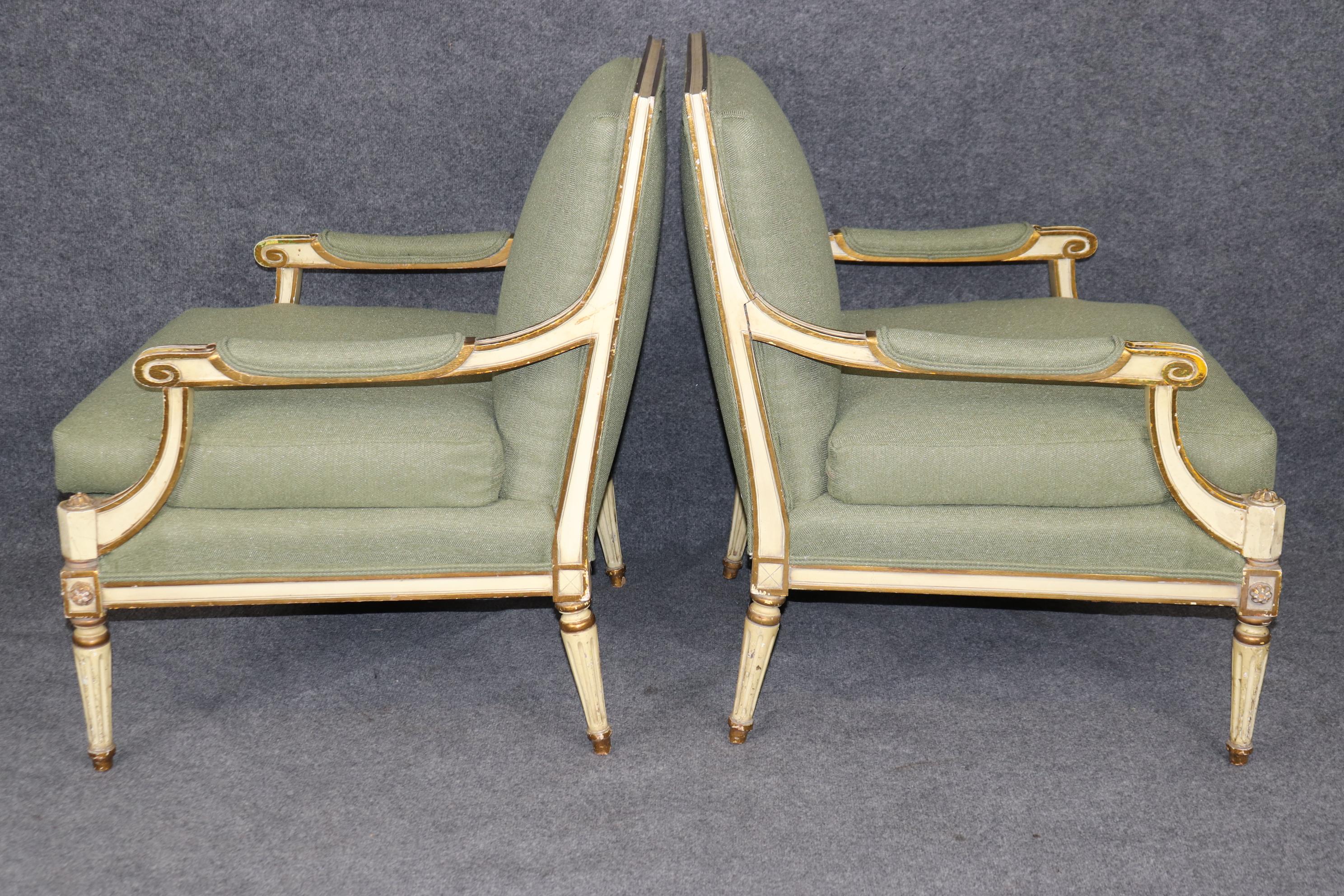 Français Paire de fauteuils de style Directoire Louis XVI de qualité supérieure, peints en crème et dorés en vente