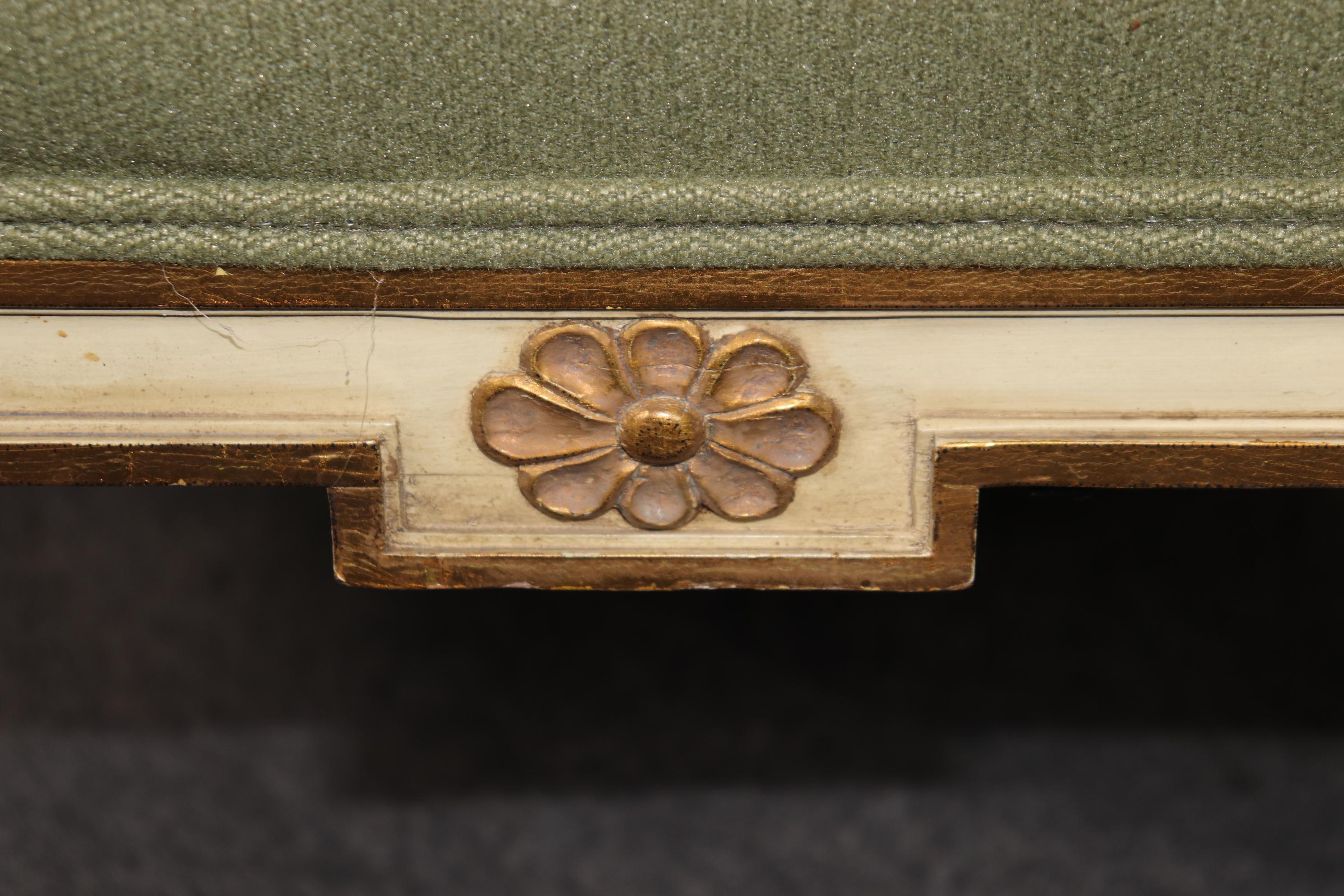 Paire de fauteuils de style Directoire Louis XVI de qualité supérieure, peints en crème et dorés Bon état - En vente à Swedesboro, NJ