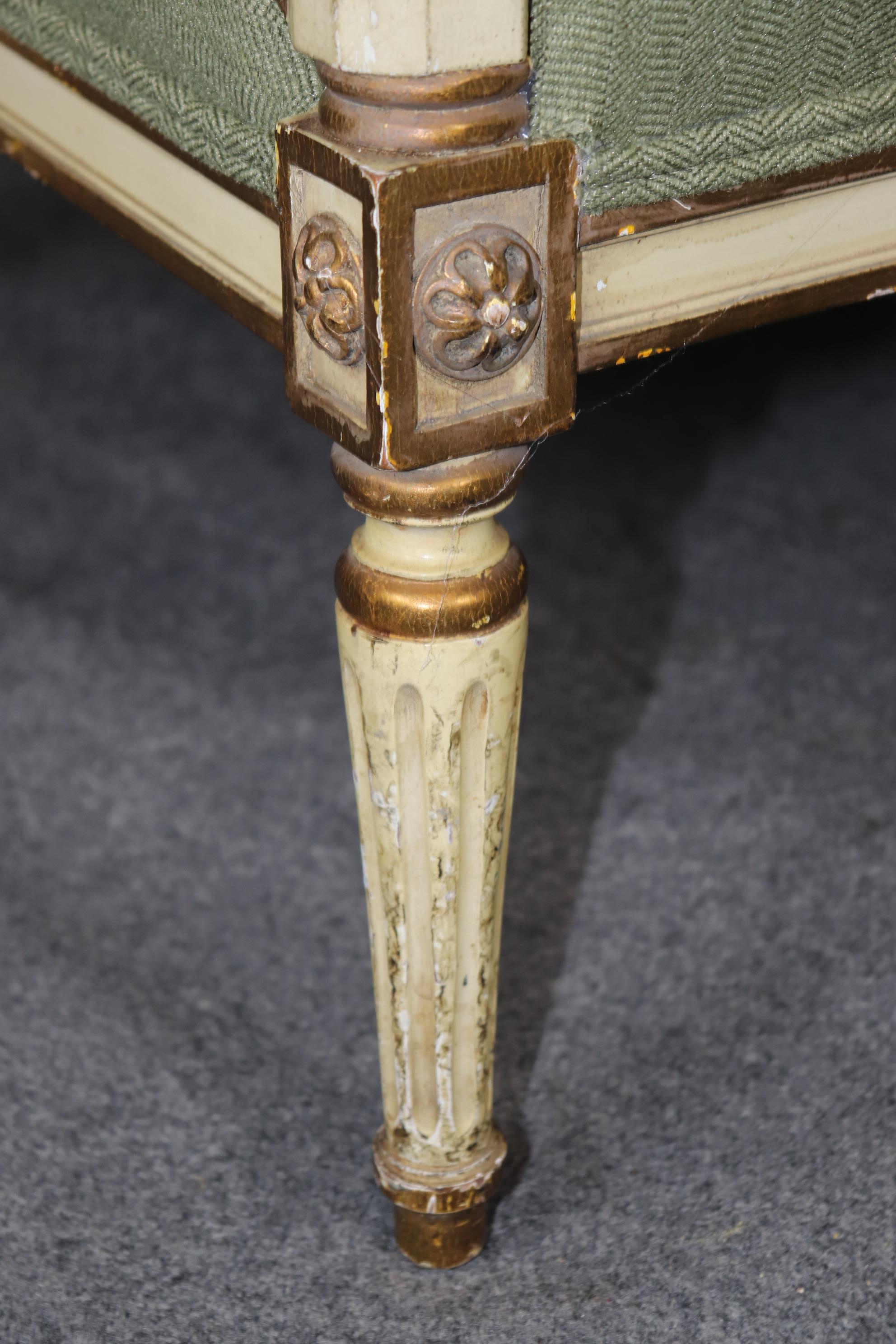 Milieu du XXe siècle Paire de fauteuils de style Directoire Louis XVI de qualité supérieure, peints en crème et dorés en vente