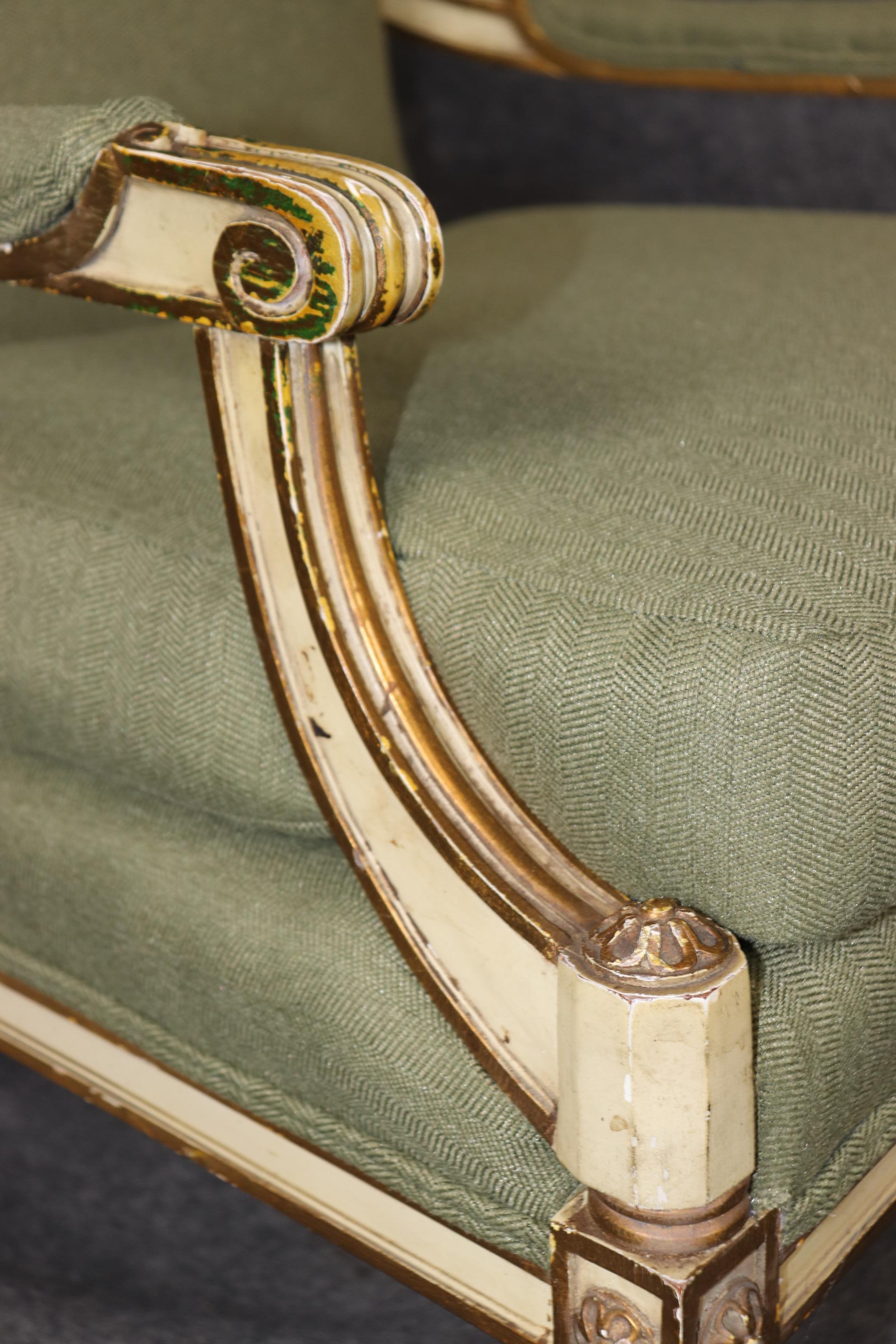 Noyer Paire de fauteuils de style Directoire Louis XVI de qualité supérieure, peints en crème et dorés en vente