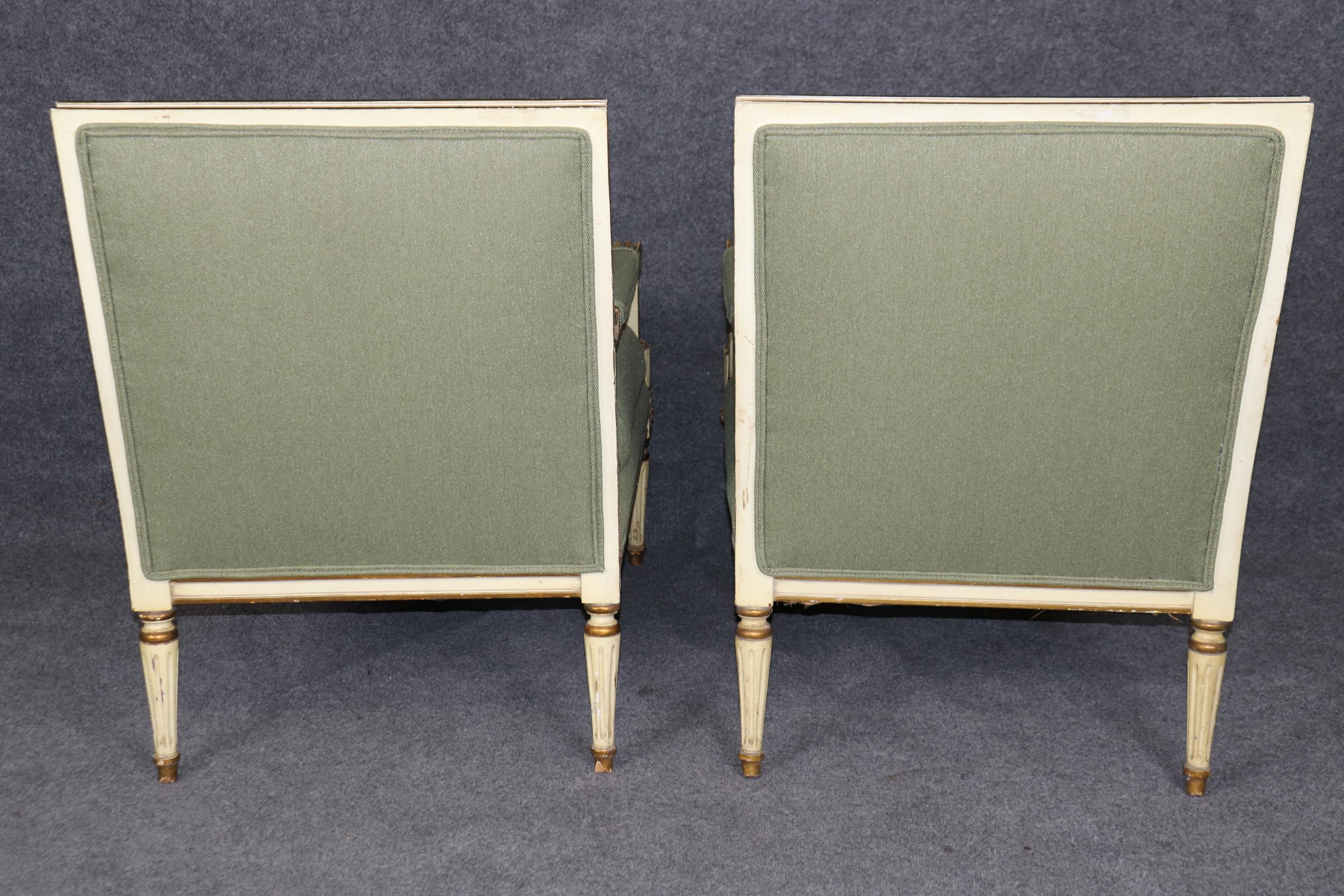 Paire de fauteuils de style Directoire Louis XVI de qualité supérieure, peints en crème et dorés en vente 1