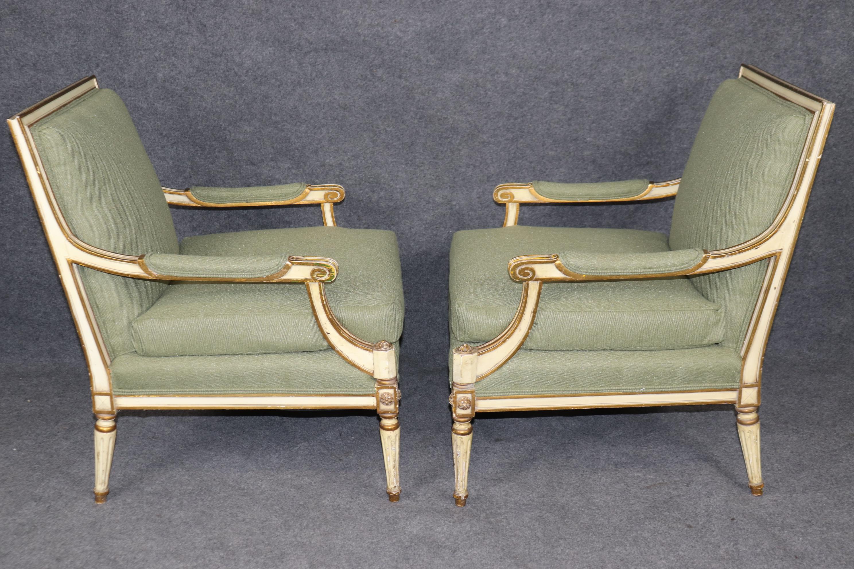 Paire de fauteuils de style Directoire Louis XVI de qualité supérieure, peints en crème et dorés en vente 2