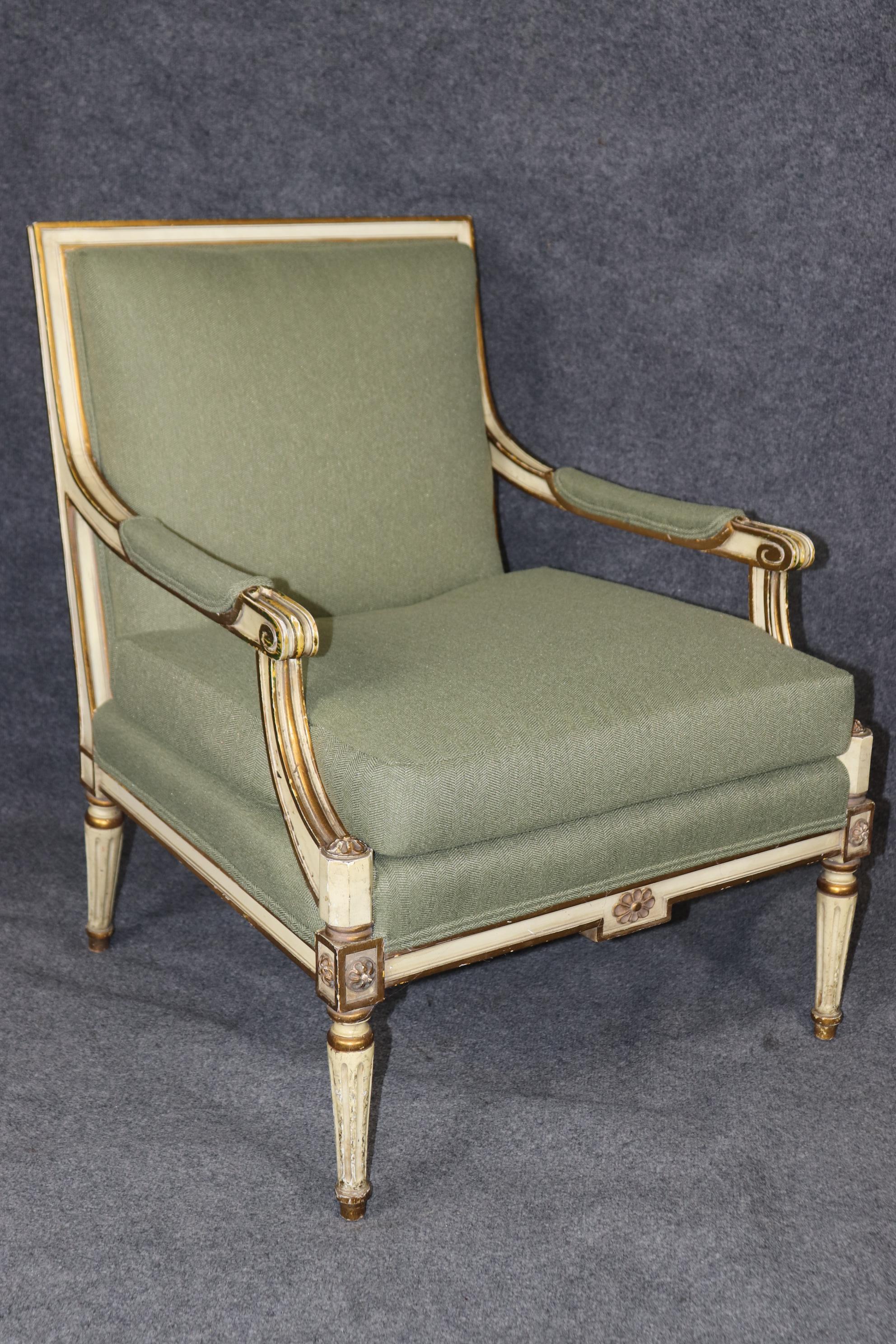 Paire de fauteuils de style Directoire Louis XVI de qualité supérieure, peints en crème et dorés en vente 3