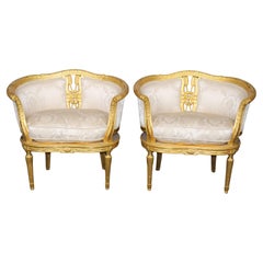Pareja de sillas bergere de madera dorada Belle Epoque con flechas cruzadas