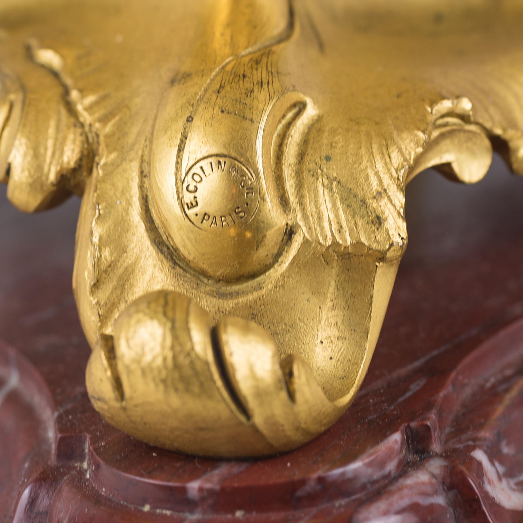 Doré Paire de candélabres de style Louis XV en bronze doré et marbre rouge de qualité supérieure en vente