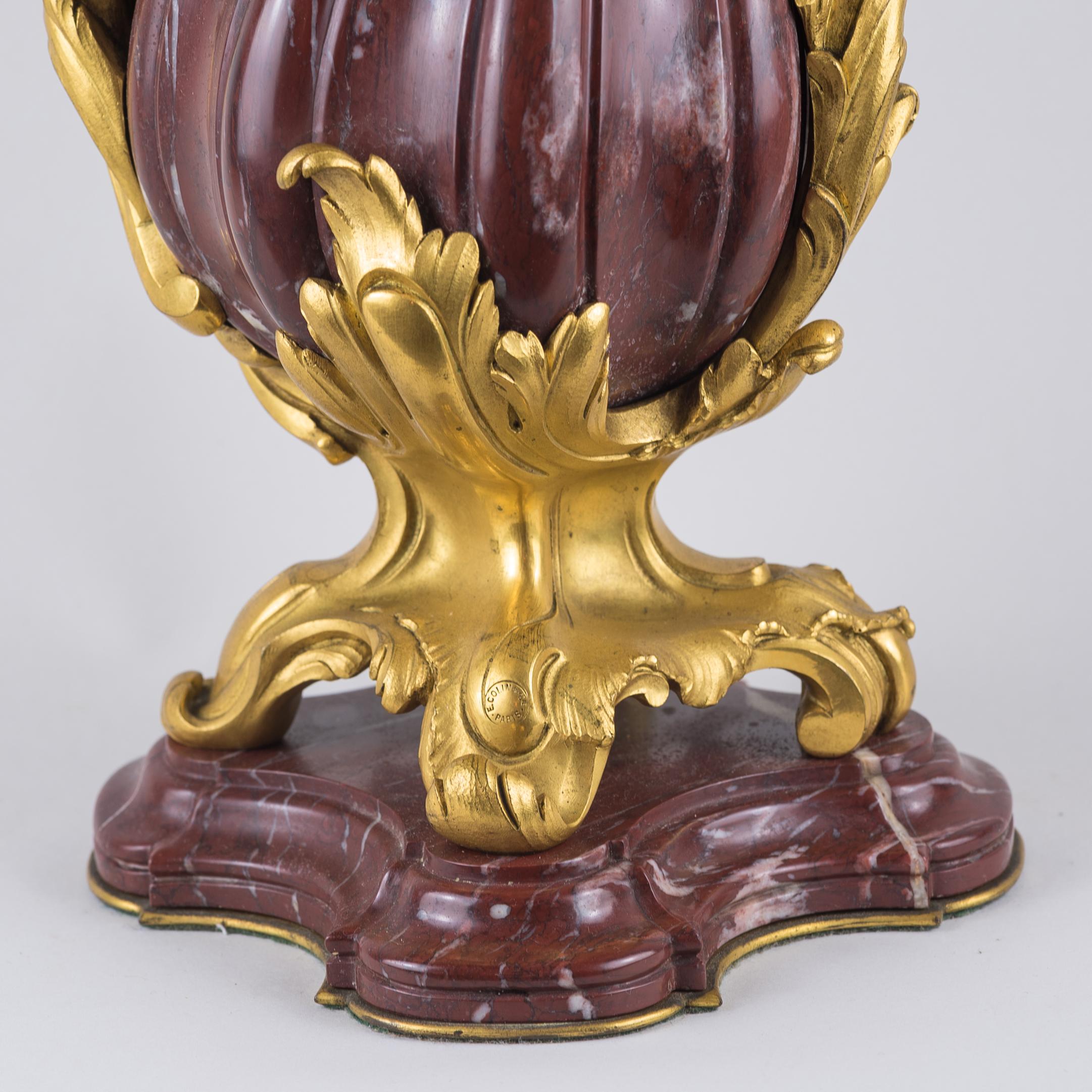 Paar Kandelaber aus vergoldeter Bronze und rotem Marmor im Louis-XV-Stil von hoher Qualität im Zustand „Gut“ im Angebot in New York, NY