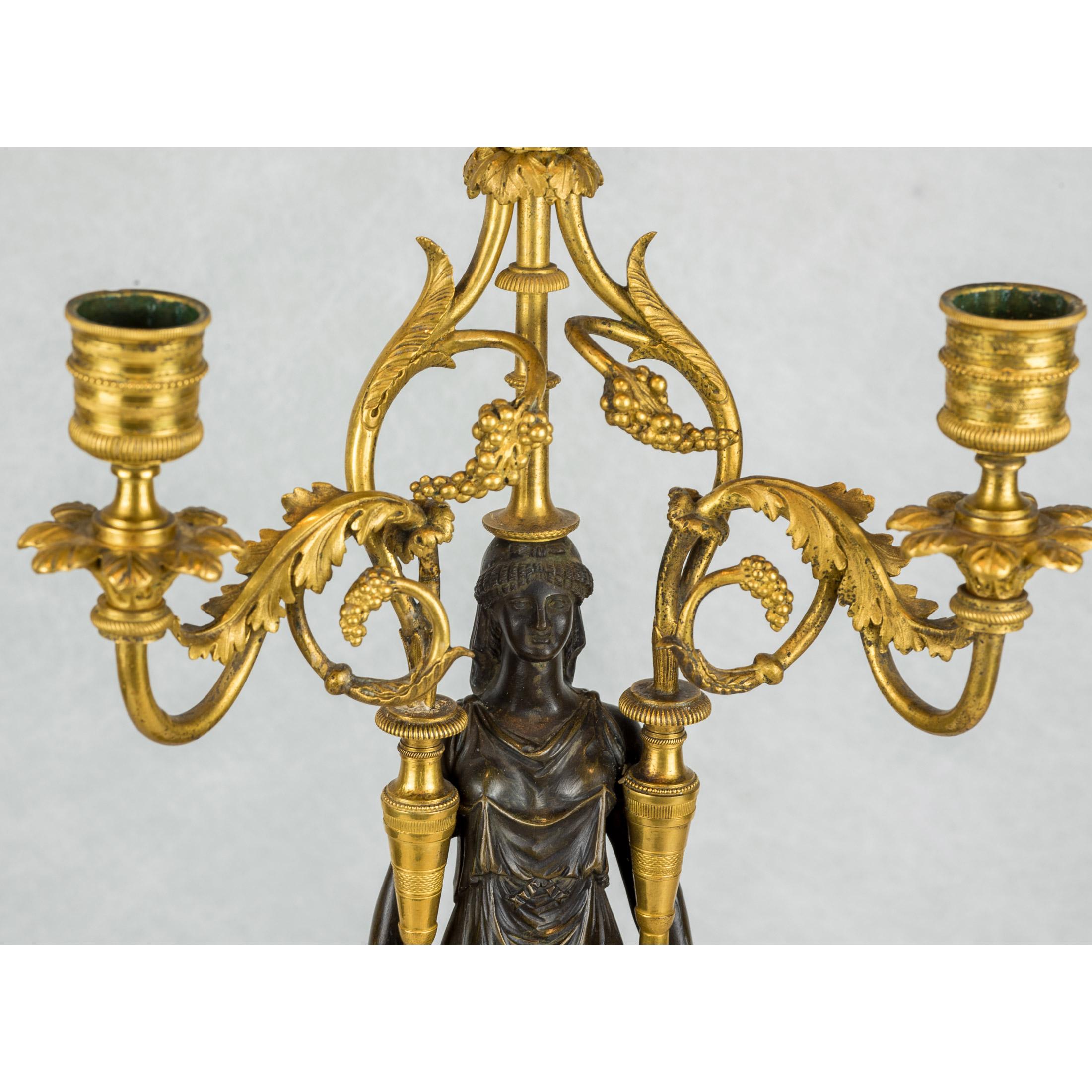 Dreiflammige Kandelaber aus patinierter und vergoldeter Bronze und Marmor in feiner Qualität, Paar (19. Jahrhundert) im Angebot