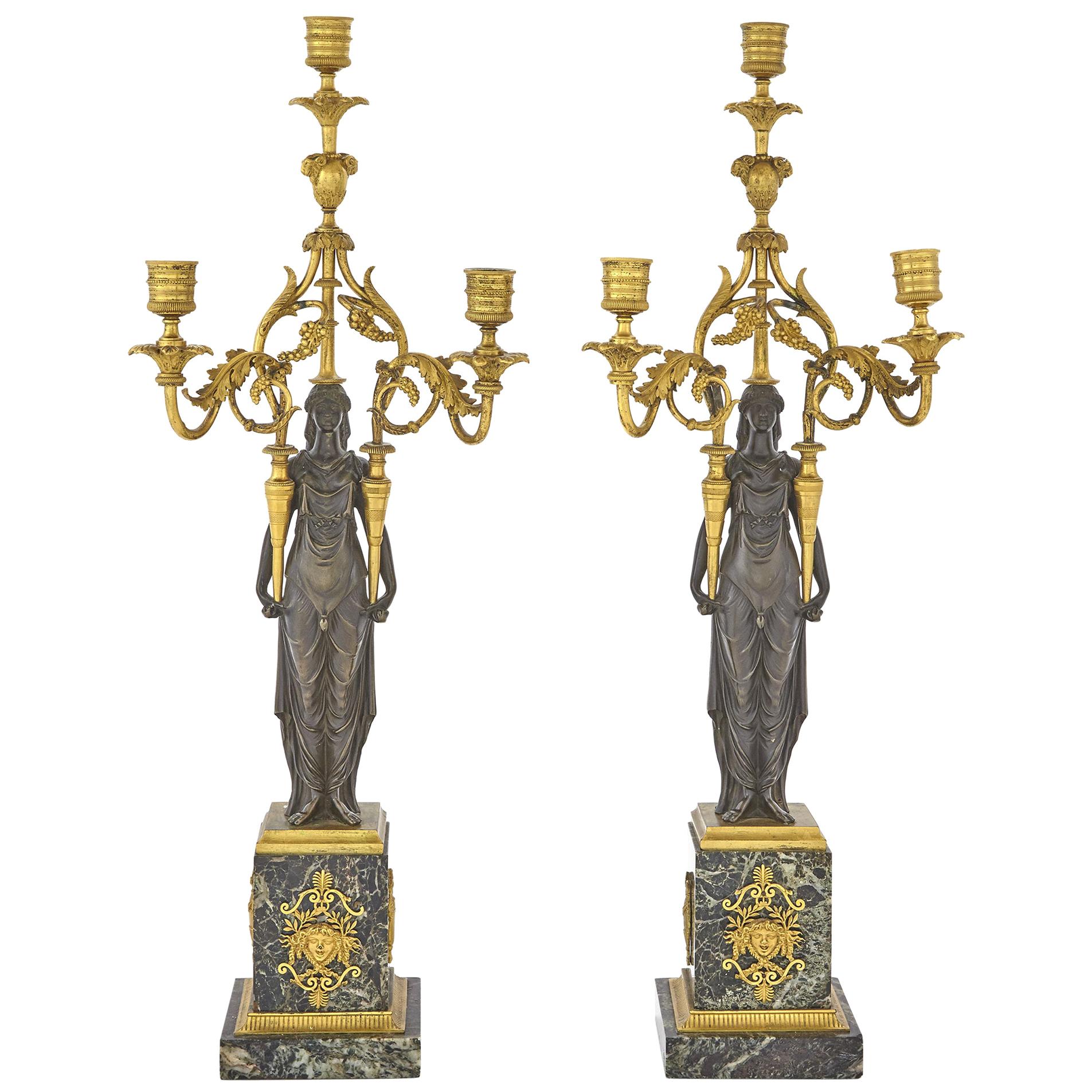 Dreiflammige Kandelaber aus patinierter und vergoldeter Bronze und Marmor in feiner Qualität, Paar
