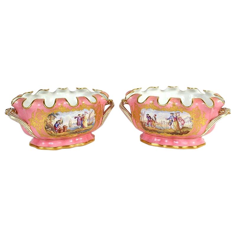 Paire de cache-pots en porcelaine de style Svres de qualité supérieure, peints en rose et dorés