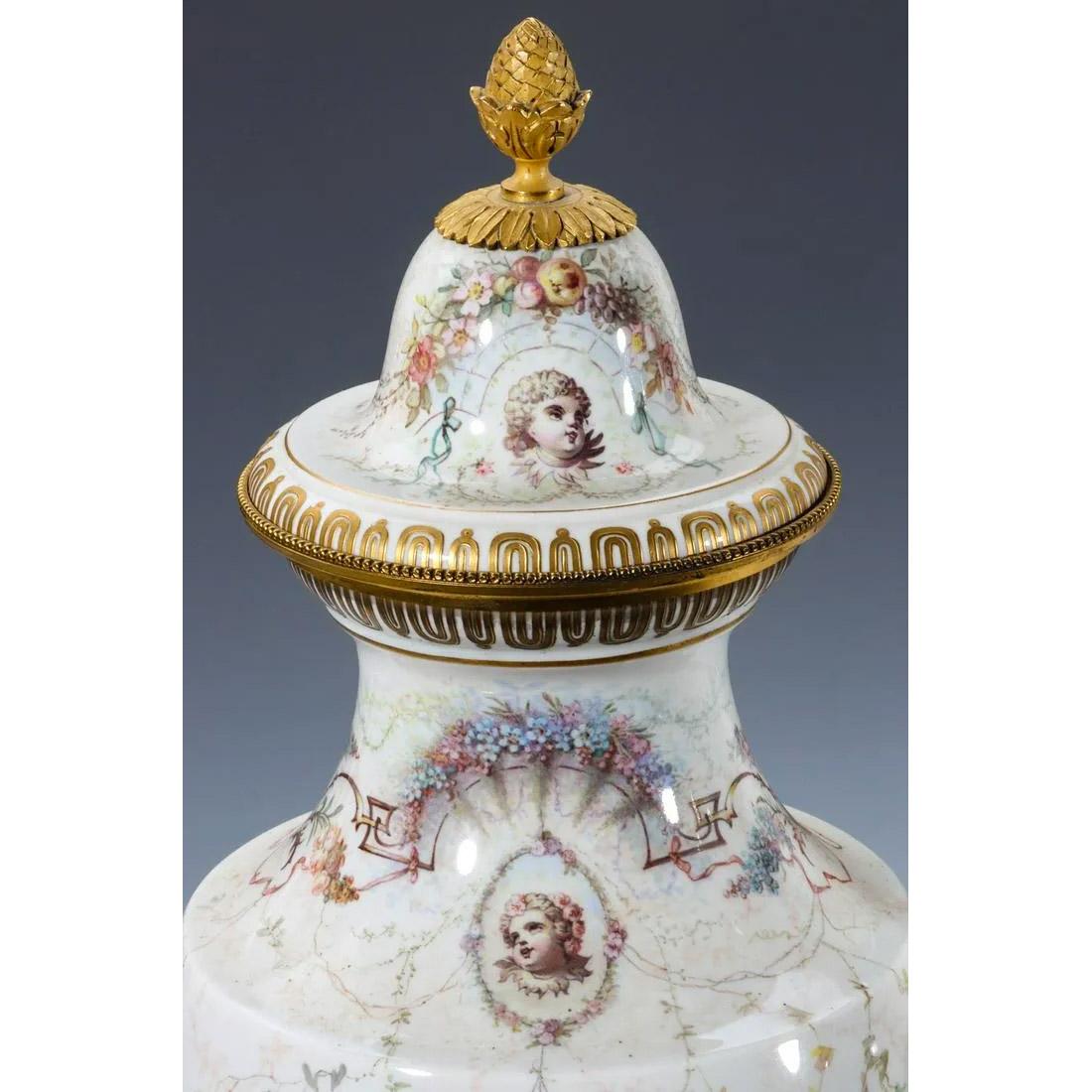 Paire exceptionnelle d'urnes couvertes de style Sèvres du XIXe siècle, finement décorées de scènes continues de vierges classiques et de putti dans des paysages détaillés, chacune signée 