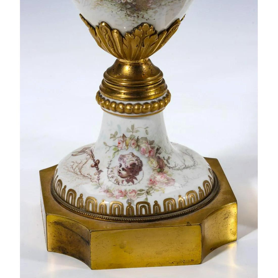 Doré Paire de vases et couvercle en porcelaine de style Svres de qualité supérieure, par M. Demonceaux en vente
