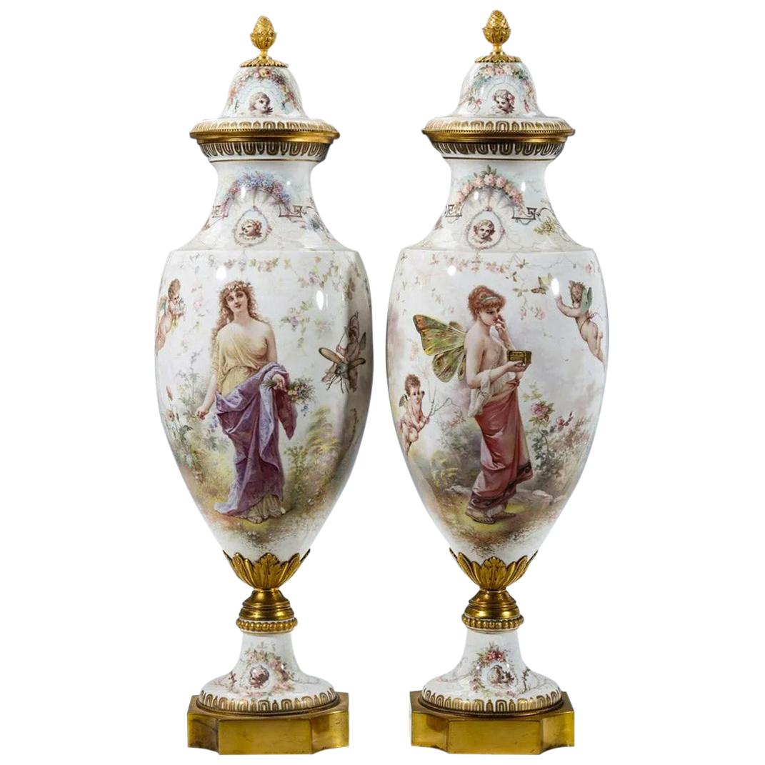 Paire de vases et couvercle en porcelaine de style Svres de qualité supérieure, par M. Demonceaux en vente