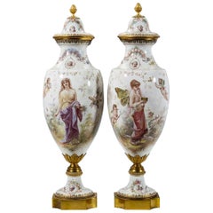 Paire de vases et couvercle en porcelaine de style Svres de qualité supérieure, par M. Demonceaux