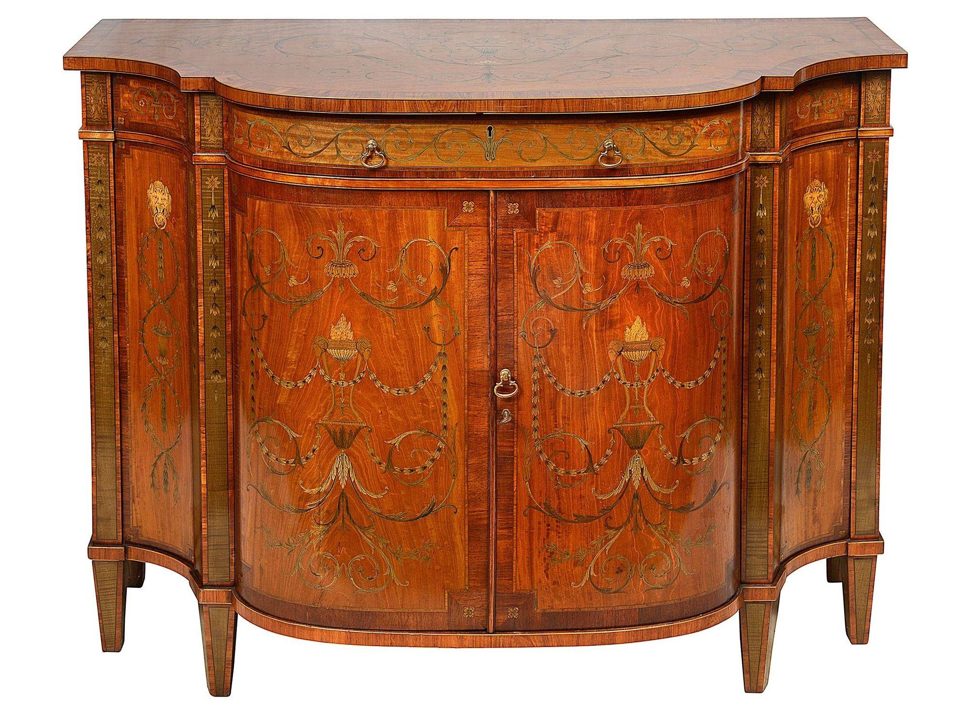 Inglese Coppia di credenze ad arco Sheraton Revival di alta qualità, circa 1890 in vendita