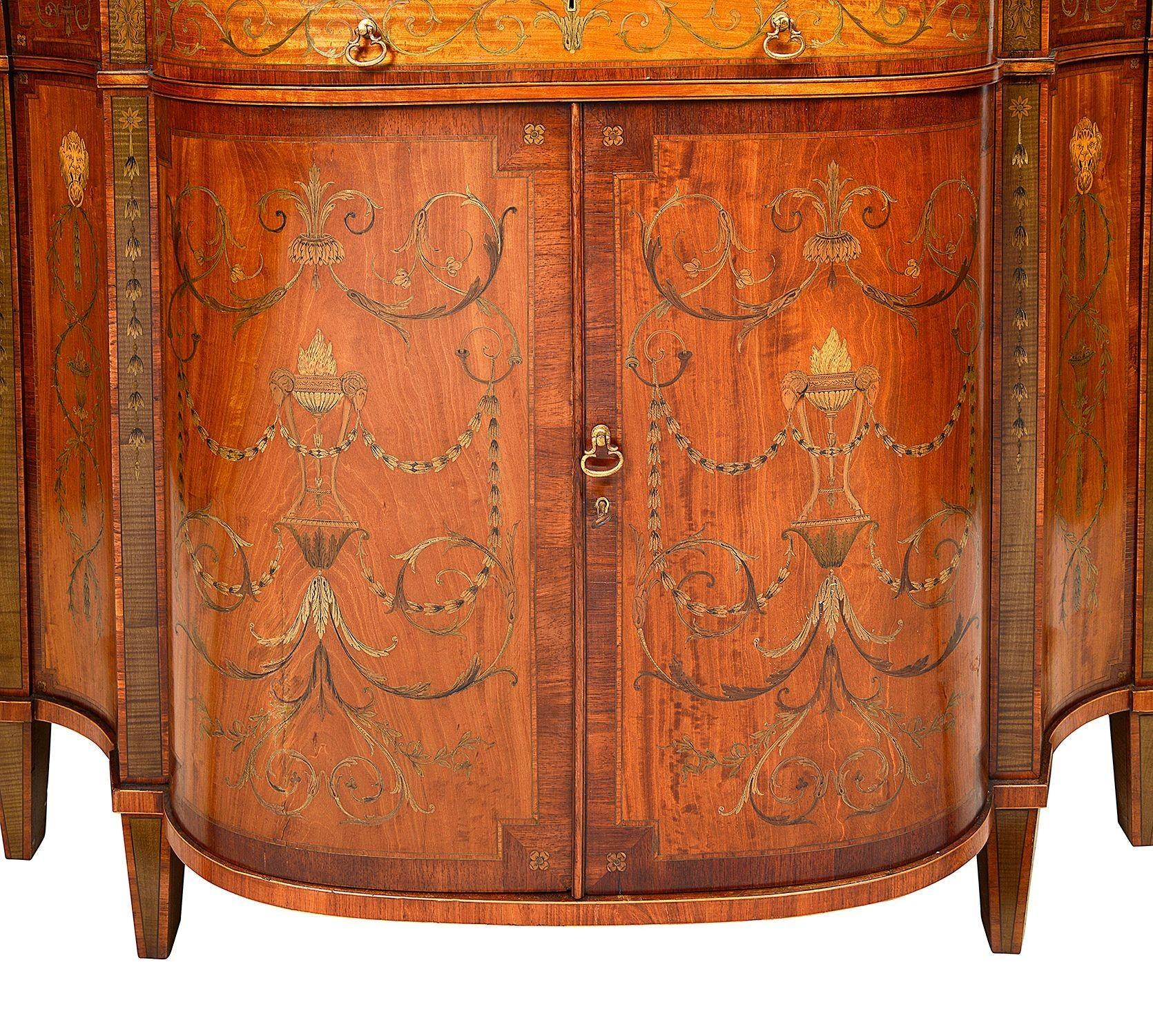 XIX secolo Coppia di credenze ad arco Sheraton Revival di alta qualità, circa 1890 in vendita