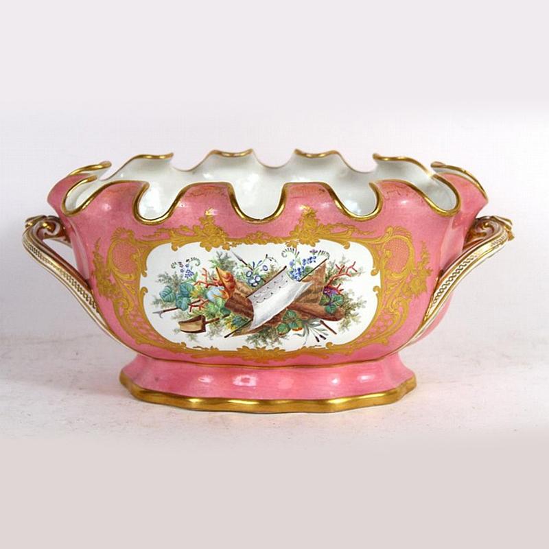 Fine Quality Pair of Sèvres Style Gilt and Pink Painted Porcelain Cache Pots In Excellent Condition For Sale In New York, NY