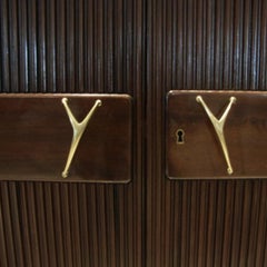 Credenza in noce di qualità attribuita a Mario Quarti