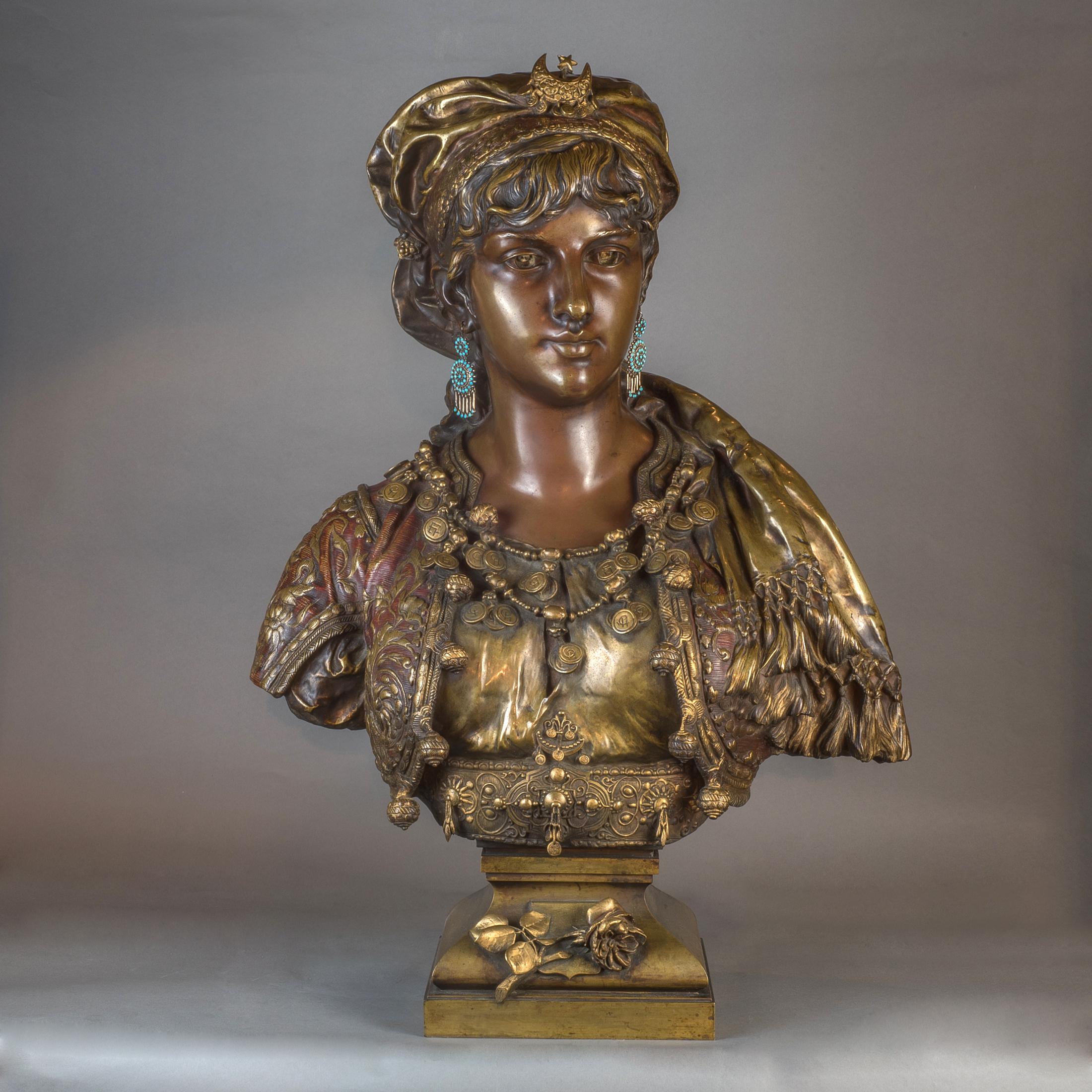 Buste en bronze polychrome et patiné de belle qualité représentant une princesse orientaliste. 
La princesse porte une luxueuse veste en brocart d'or et d'argent, dont les patines imitent habilement les fils d'or et d'argent. L'approche mixte