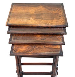 Juego de cuatro mesitas auxiliares «Quartetto» de palisandro de estilo Regency, de gran calidad