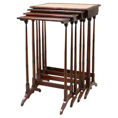 Juego de cuatro mesitas auxiliares «Quartetto» de palisandro de estilo Regency, de gran calidad