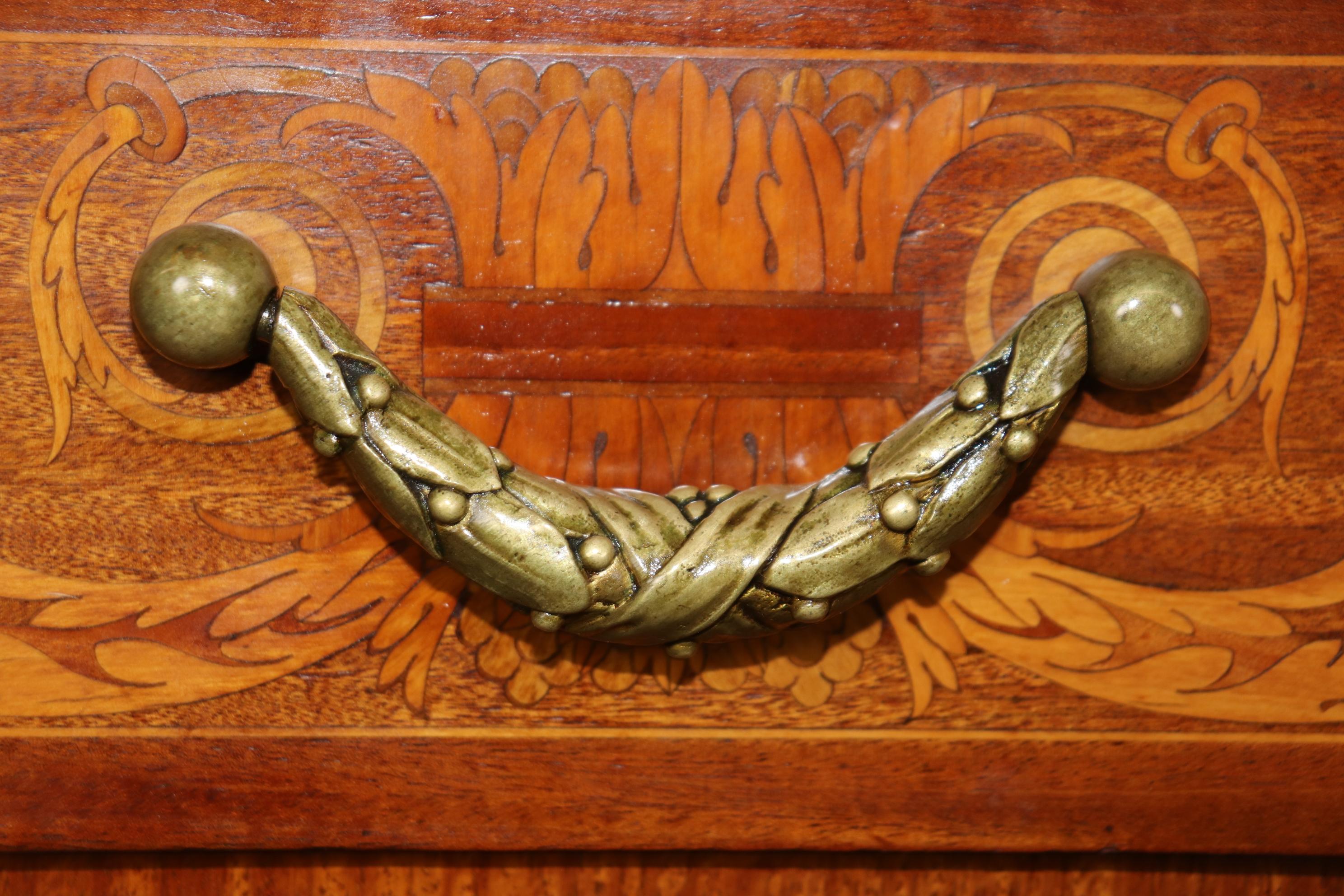 Buffet Art Nouveau français monté sur bronze et bronze doré, restauré et de belle qualité  Bon état - En vente à Swedesboro, NJ