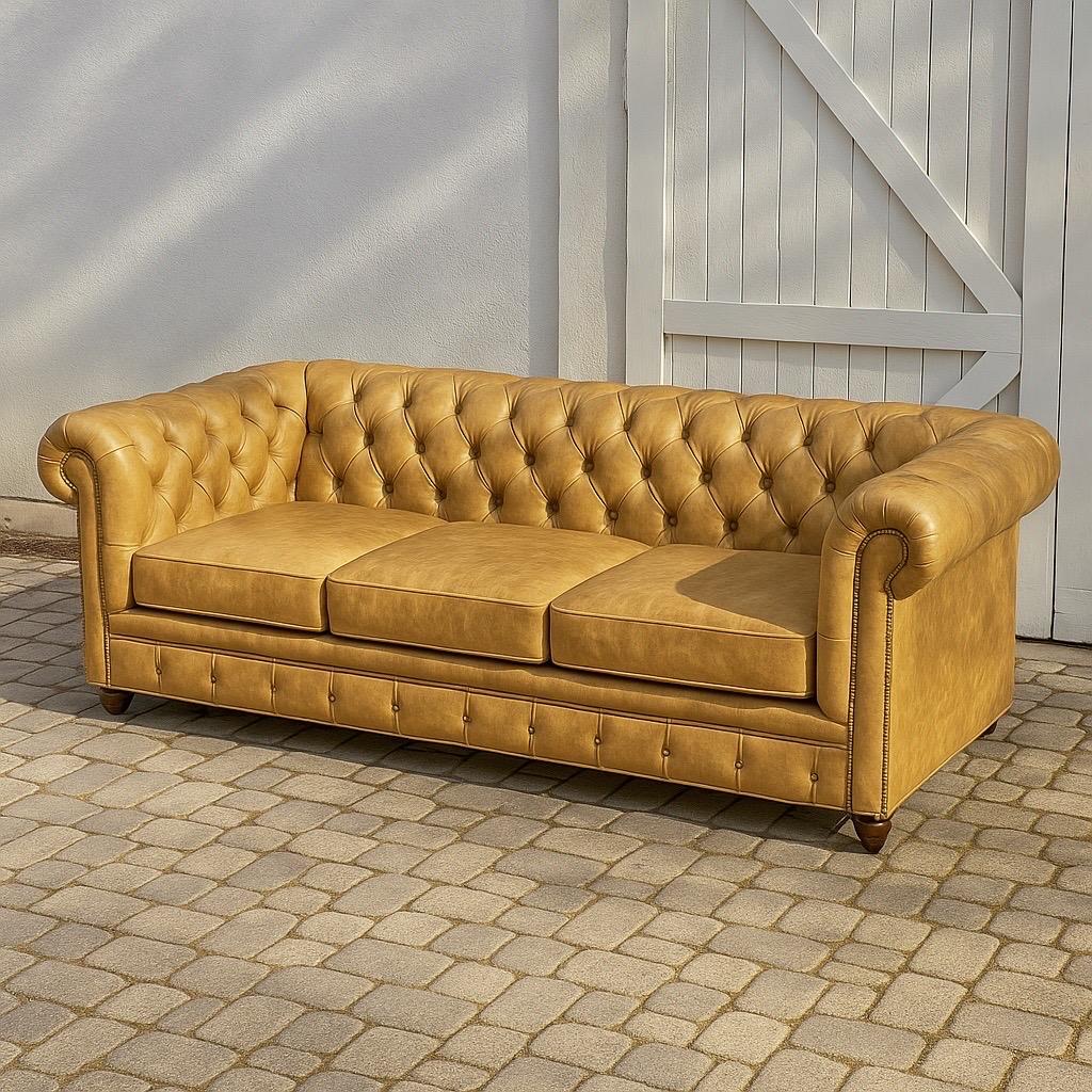 
Dieses hochwertige Chesterfield-Sofa verkörpert zeitlosen englischen Stil mit einem modernen Flair. Das Sofa ist mit reichem, sattelfarbenem Echtleder gepolstert und verfügt über tiefe Knöpfe an der Rückenlehne und den Armlehnen, gerollte englische