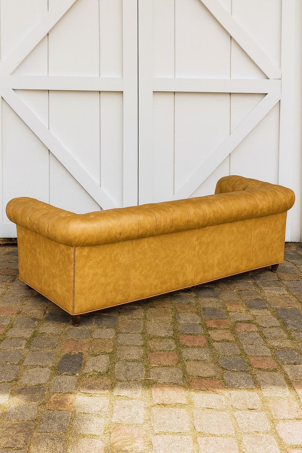 Feine Qualität Sattel notleidenden Leder Chesterfield 8 ft Sofa im Zustand „Starke Gebrauchsspuren“ im Angebot in Swedesboro, NJ