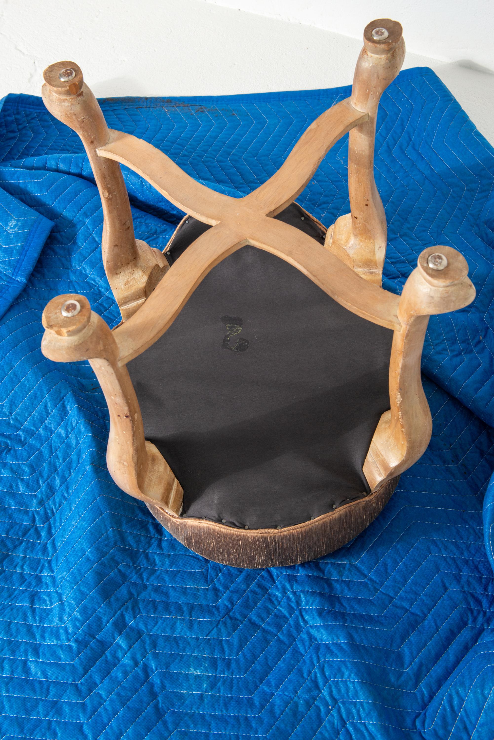 Banc ovale en bois tapissé de qualité supérieure Sarreid avec pieds en sabot en vente 3